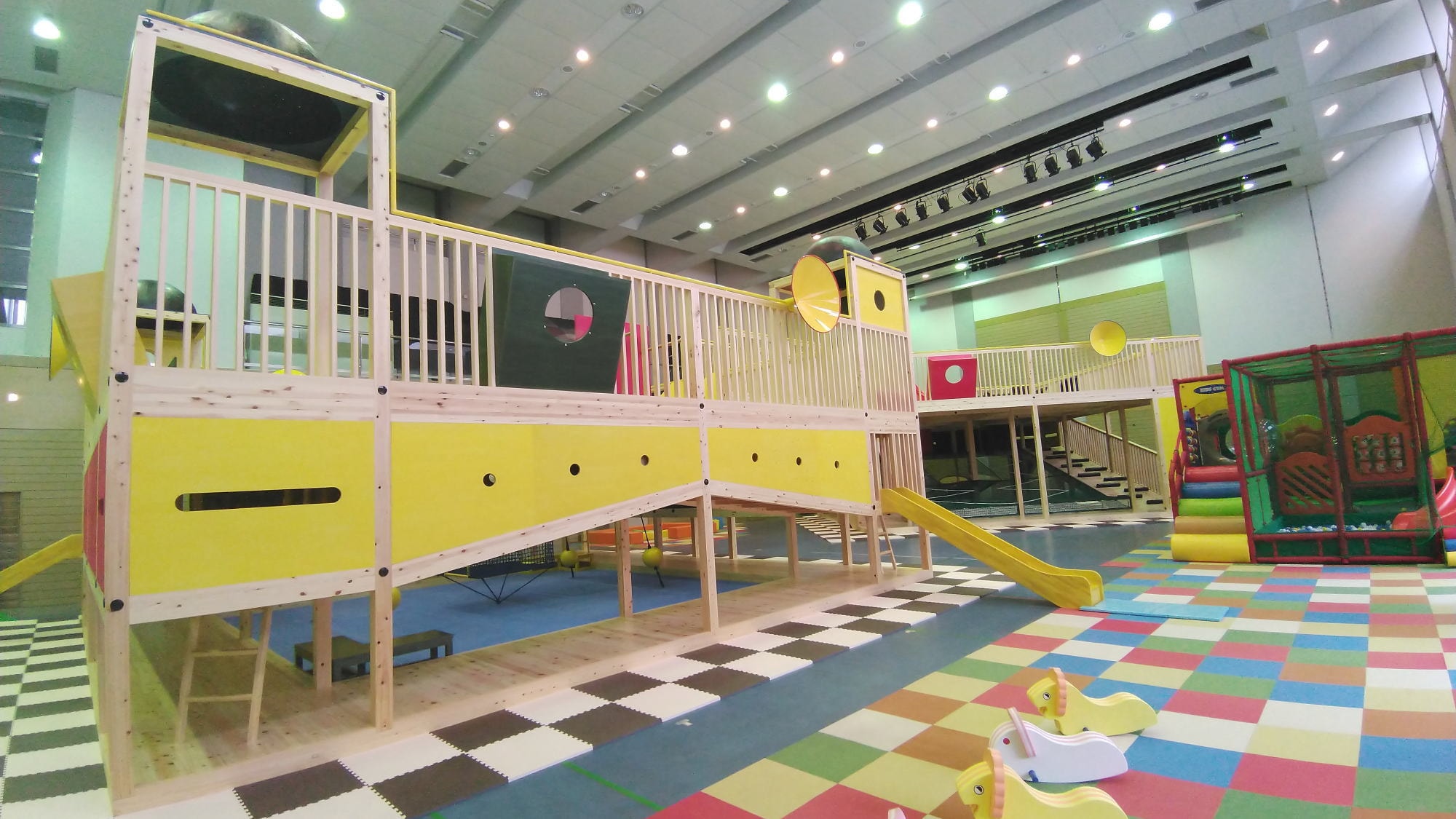 【室內兒童登陸！ ] 非常受兒童和家庭歡迎的巨大運動場♪因為是室內，所以即使在雨中也可以玩耍！
