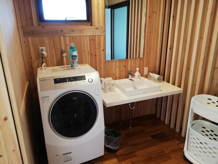 Wash basin and washer/dryer