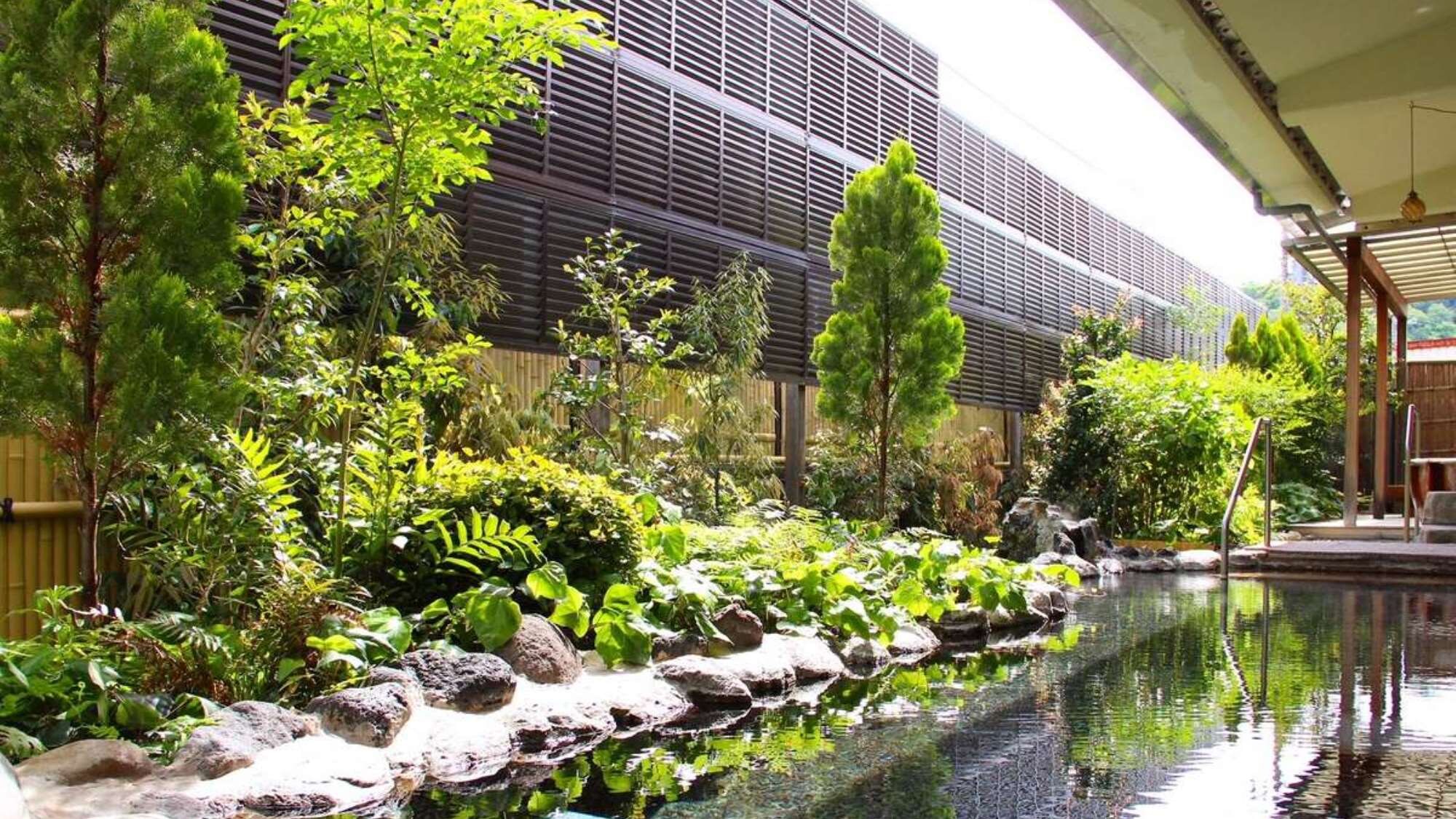 [Genji no Yu] (open-air bath) An open-air bath surrounded by lush greenery.