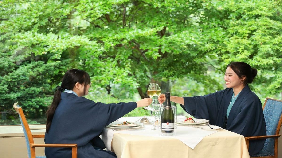 Cảnh ăn uống tại nhà hàng Pháp Bellevue