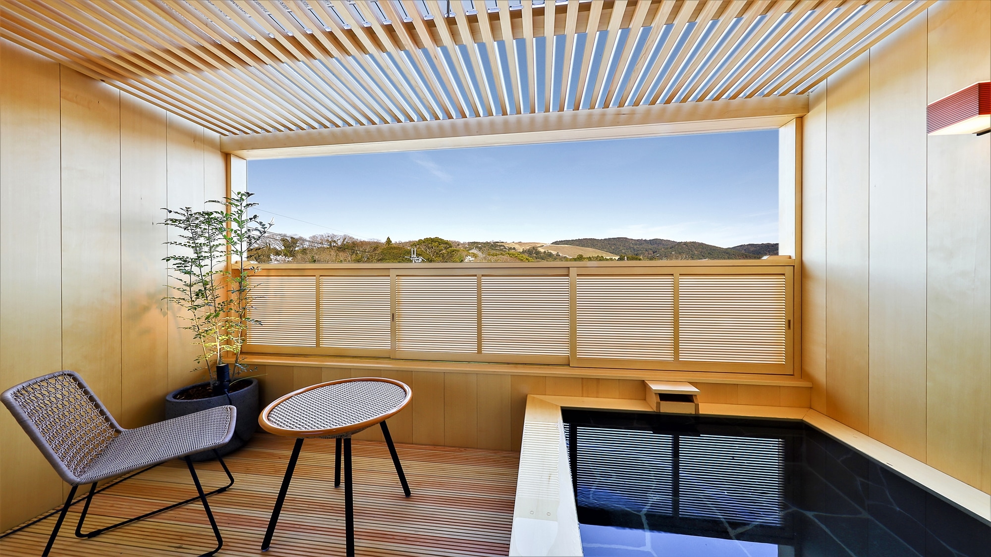 Rooms 301 and 302: Examples of open-air baths with views of Todaiji Temple and Mount Wakakusa