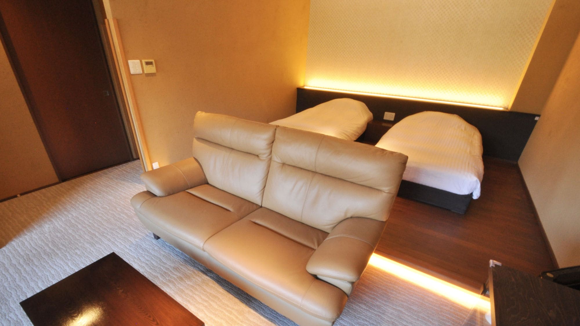 [Top floor deluxe twin] Deluxe twin room with outer living room. Includes an open-air bath with natural hot spring water.