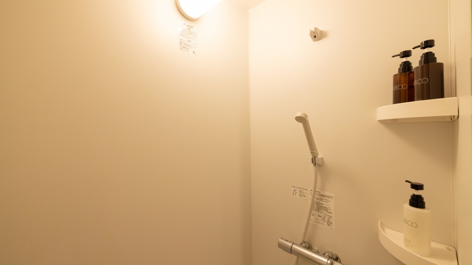 [Guest room example] A hand shower room that can be easily used.