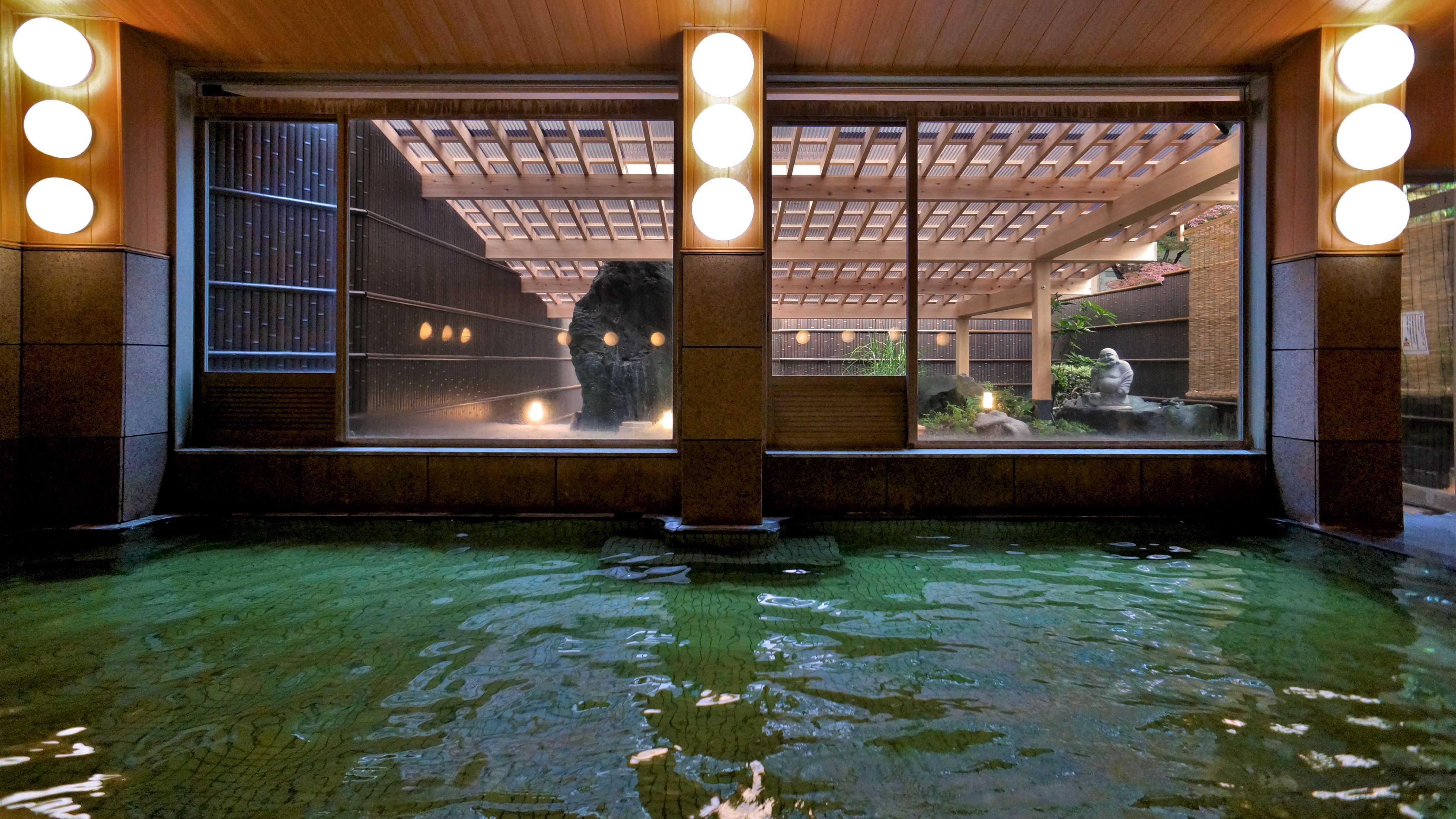 Large communal bath (same type for men and women) Super rich emerald green ☆ Sulfur spring