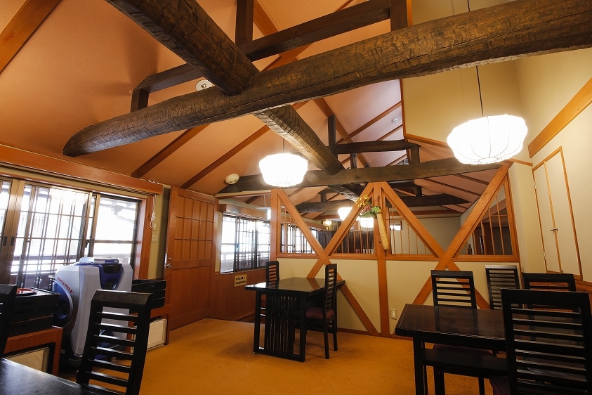 Japanese-style restaurant. The beams on the ceiling calm the mood. (Food bath)