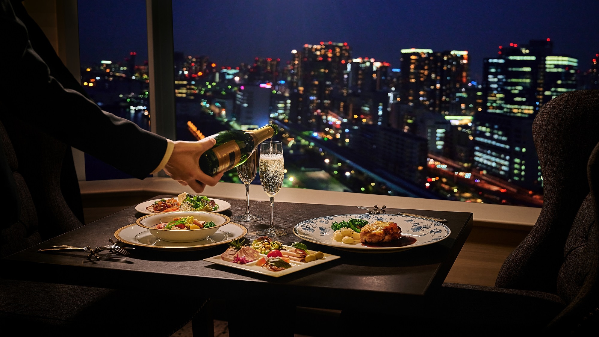 Club lounge cocktail time (image)