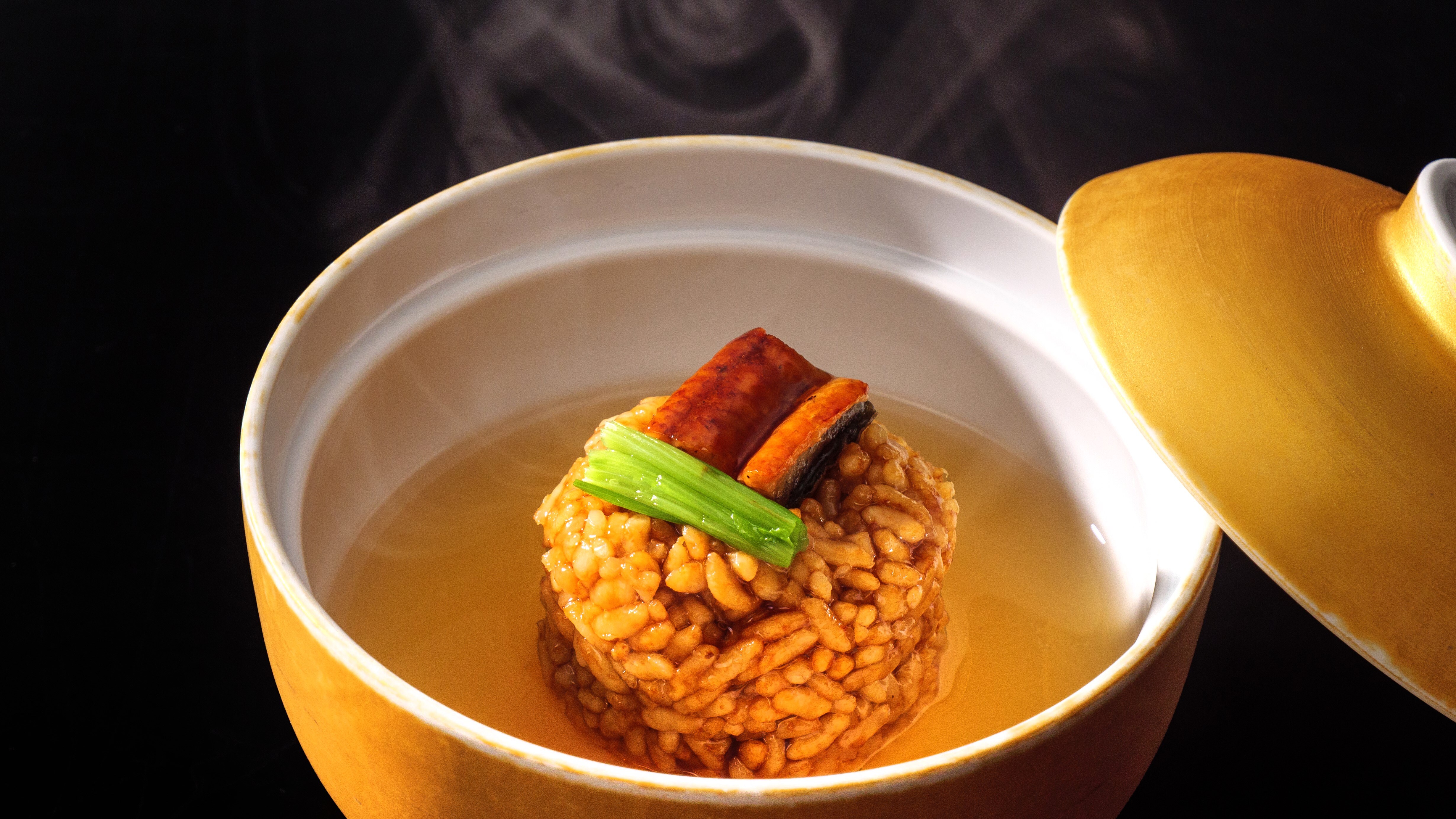 A summer gourmet kaiseki meal featuring Omi beef steak, Kujo leeks, and Setouchi conger eel in a refreshing hot pot (image).