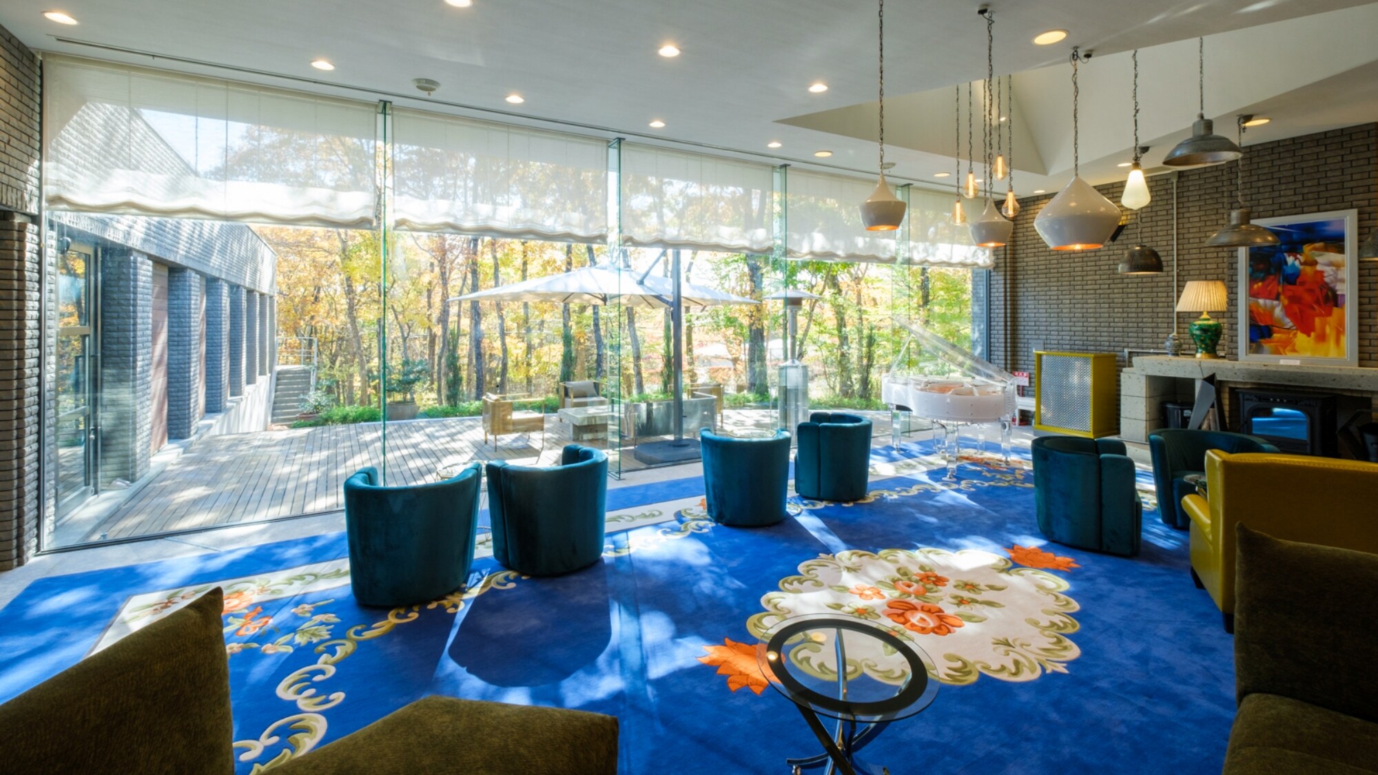 The lounge also offers welcome drinks such as coffee.