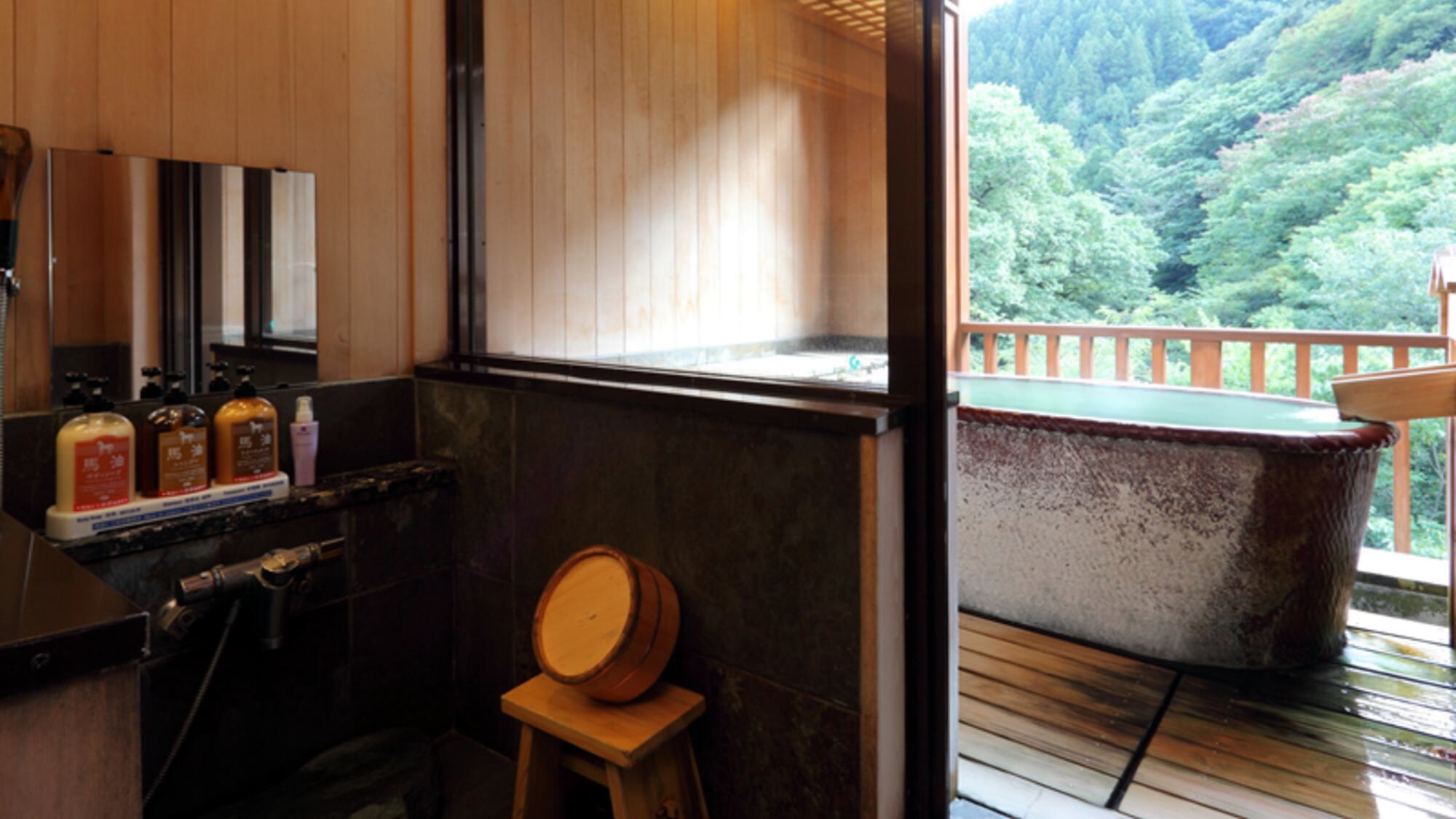 [Rooms with an open-air bath] Enjoy the luxury of flowing from the source in your room.