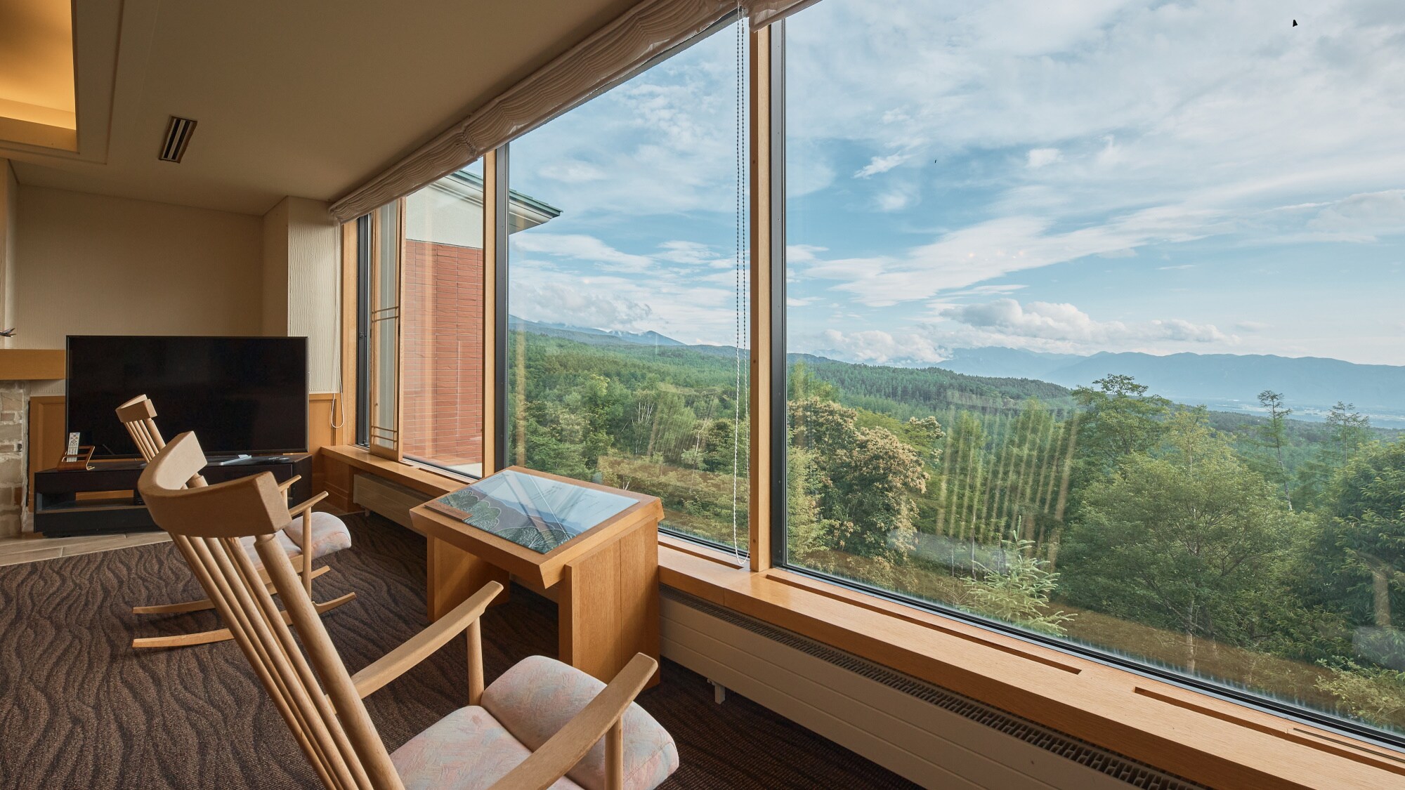 Lobby Lounge | Enjoy the beautiful view of Tateshina.