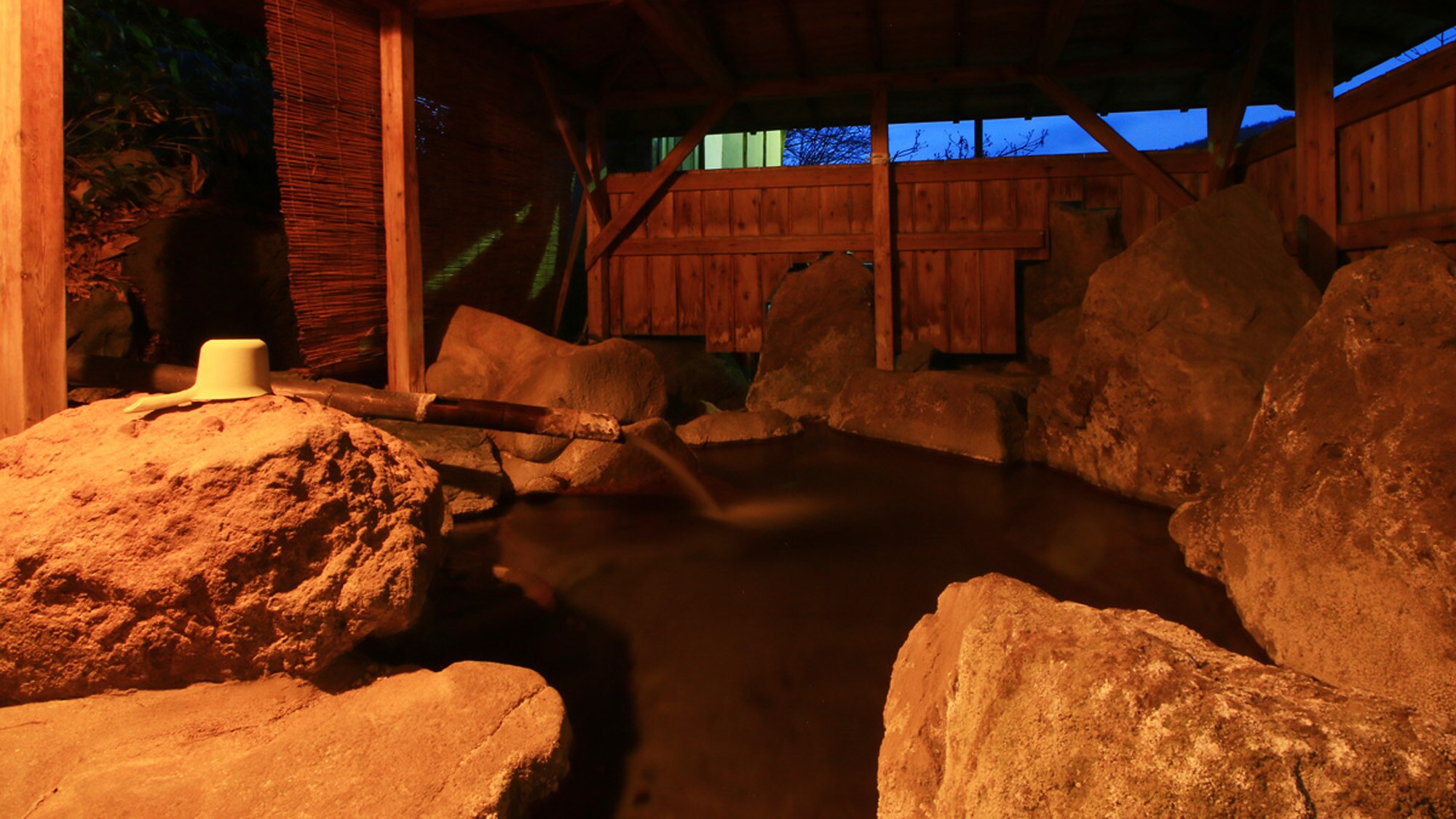 ■ [Free private open-air bath] Relax in a fantastic atmosphere at night♪ (※Closed in winter)