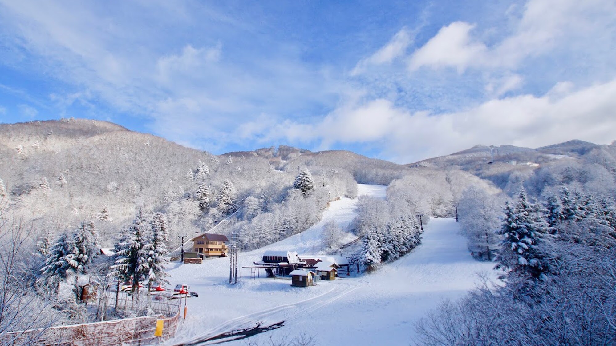 飯店後面，西館山滑雪場方向
