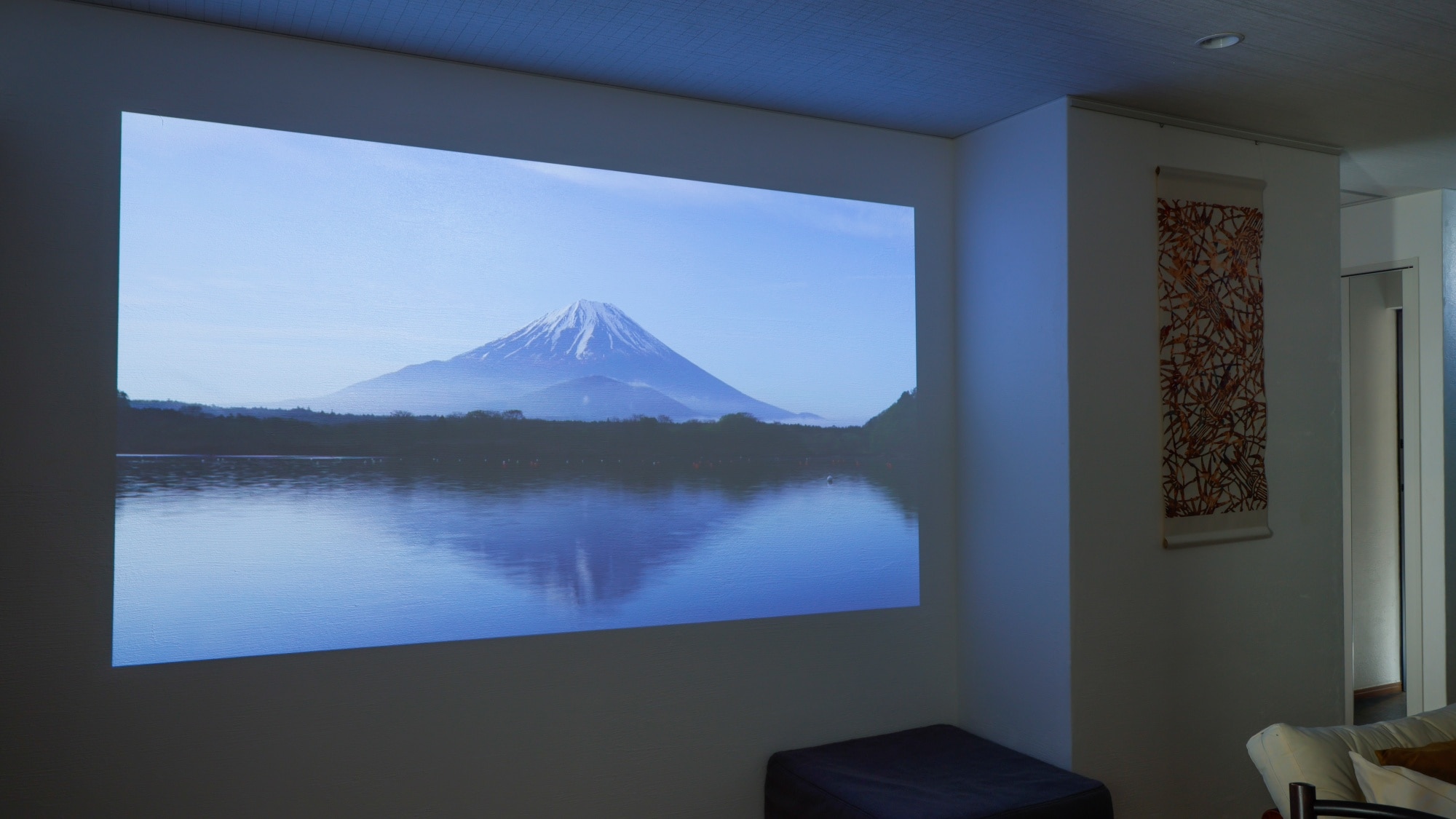 ■ You can enjoy your favorite videos on a large screen with the popIn Aladdin projector.
