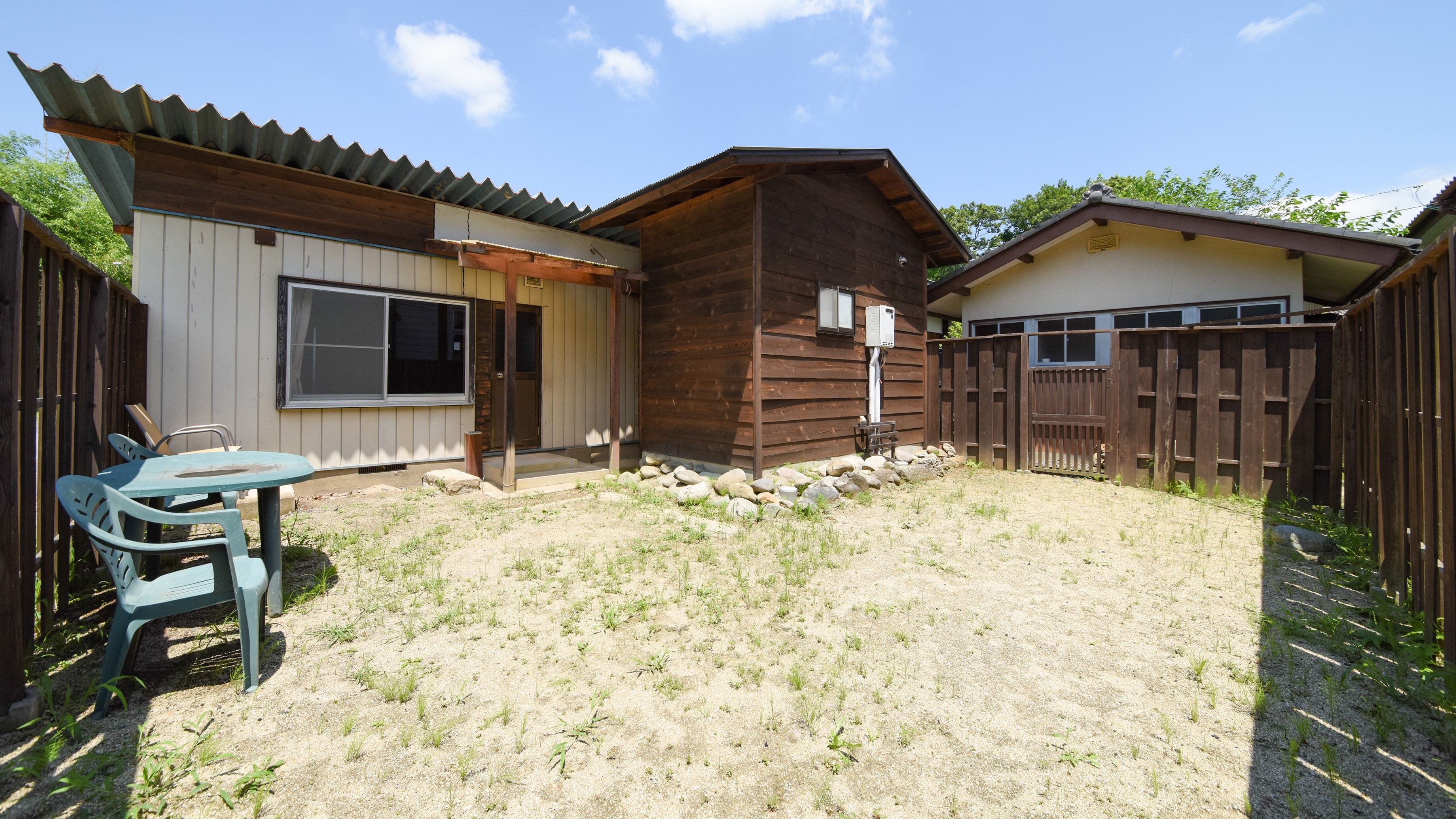 *Cottage with dog run/private dog run space, where you can let your dog play freely.