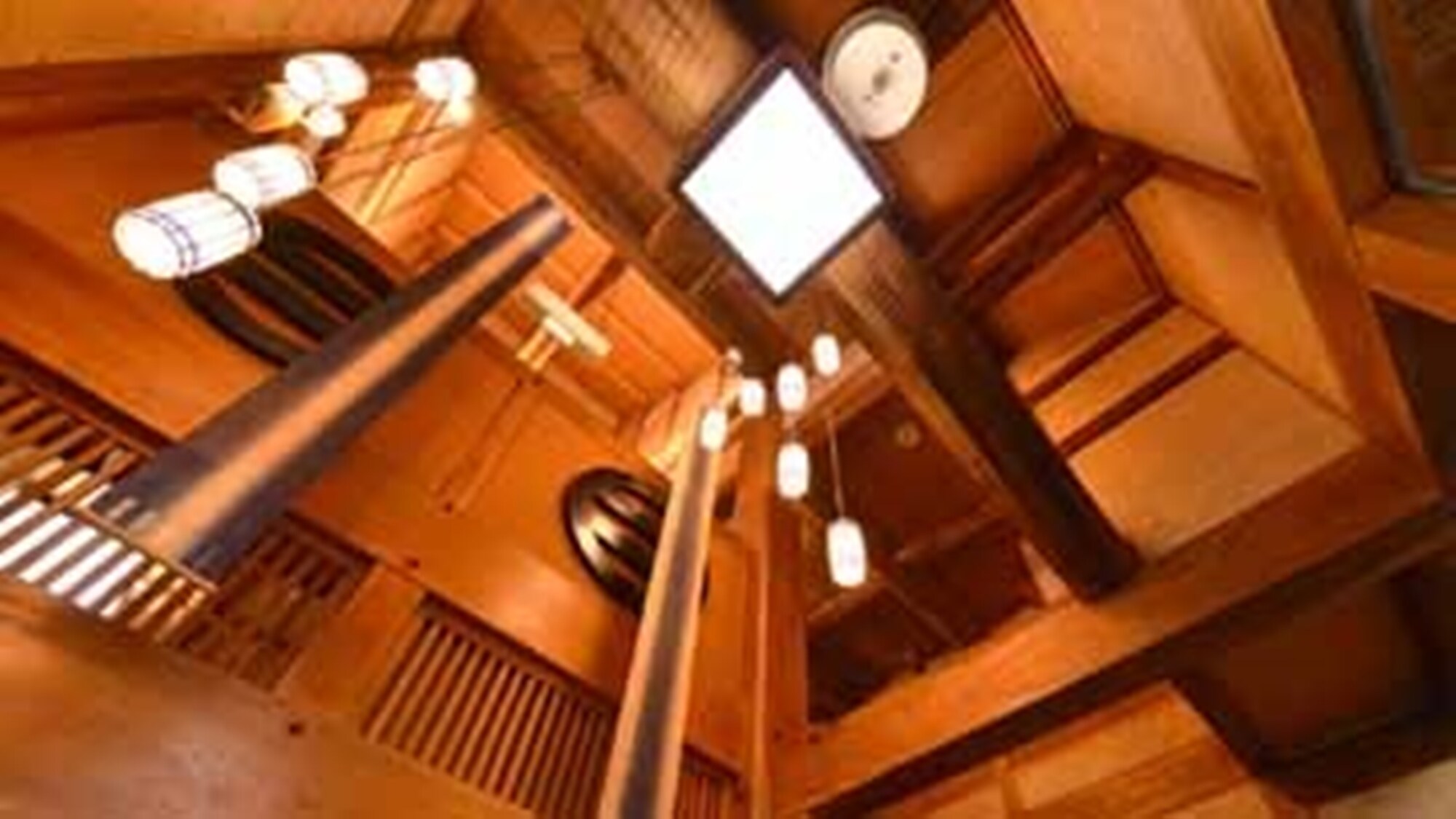 *Amimoto Annex: The atrium creates a striking space. Enjoy Japanese cuisine that makes the most of seasonal flavors.