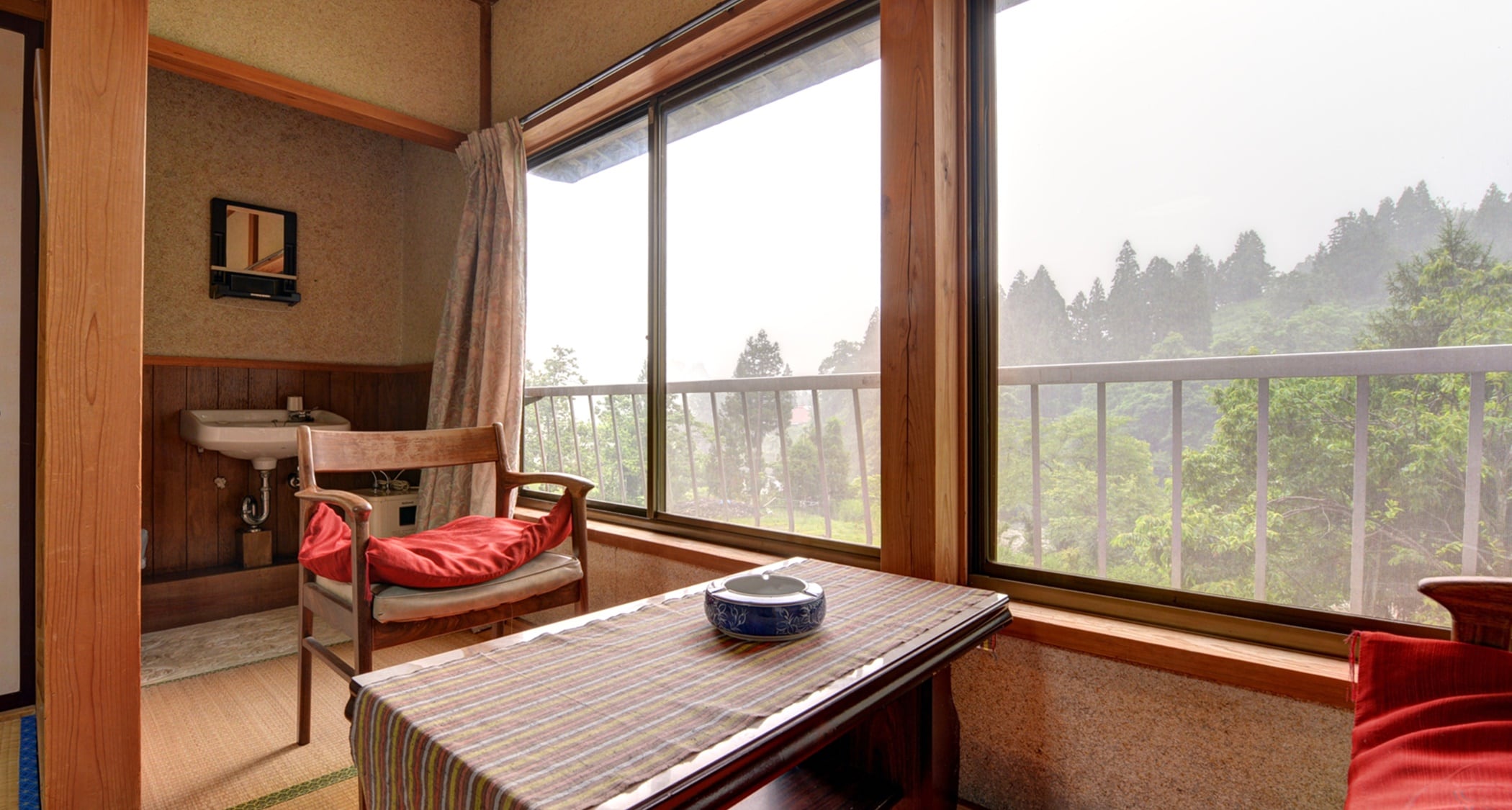 *Japanese-style room of 6 tatami mats (example of a guest room) / Views of the main building, new building, mountain side, or river side will be decided by the inn.