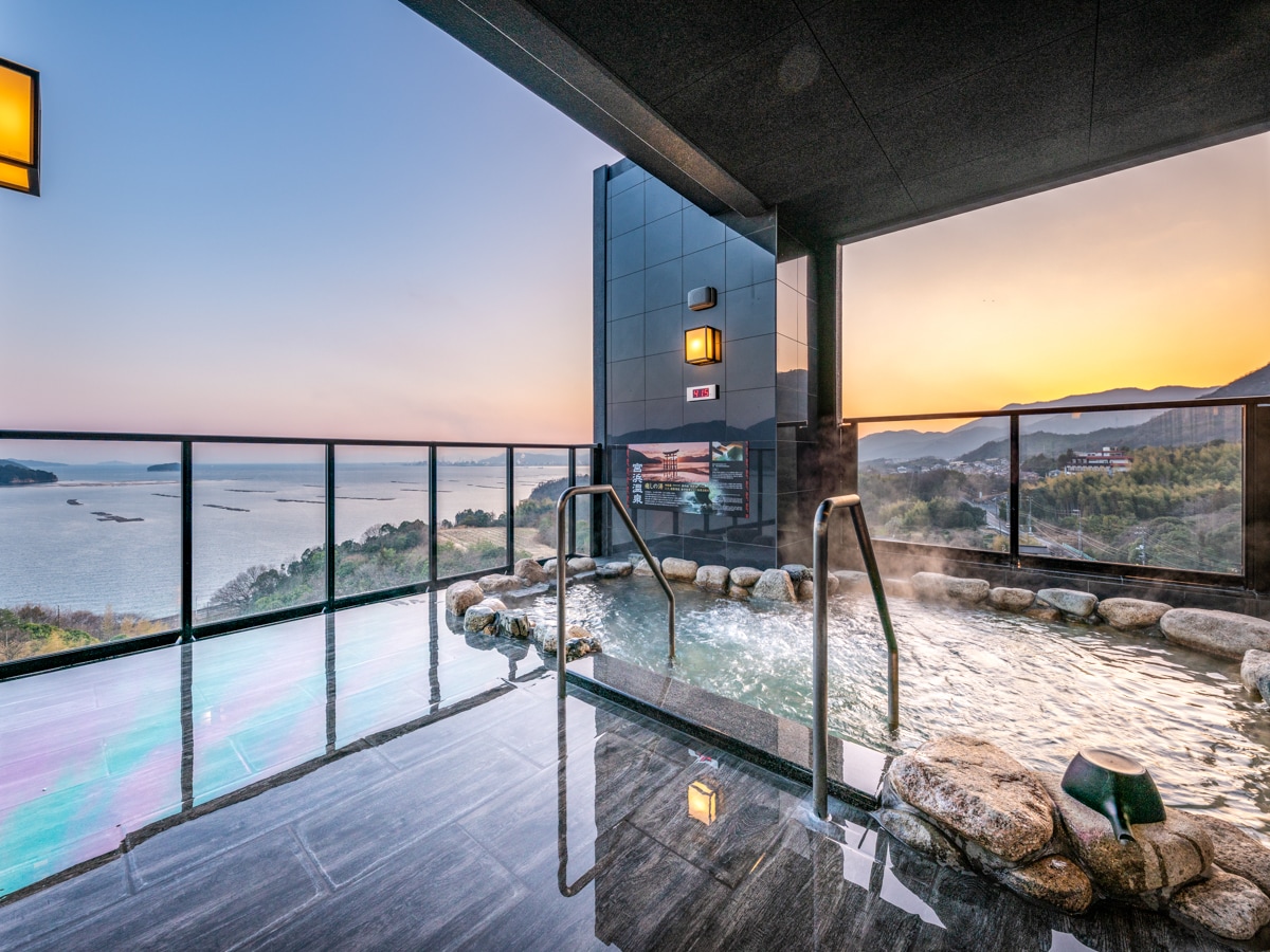 Open-air rock bath with a view (evening view)