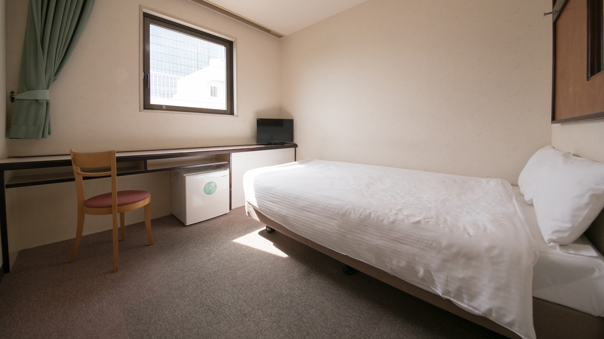 [Semi-double room] A room with a 110 cm bed.