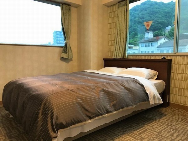 Simmons double bed and a panoramic view of the Ikaho townscape. Guest room 1