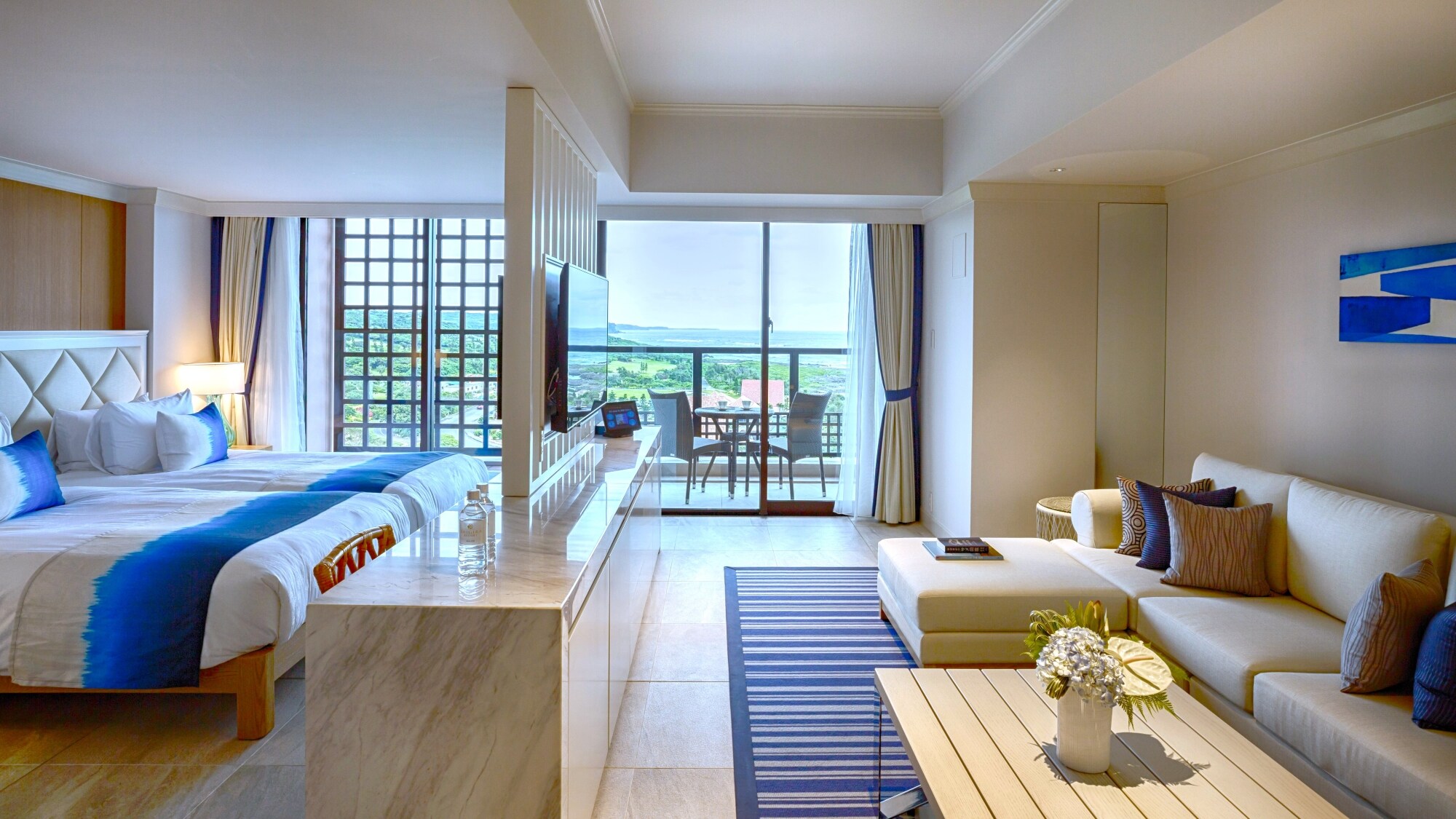[Bayside/Superior Room (51 sqm/5th-8th floor) <Ocean View>] Wide openings allow plenty of light in.