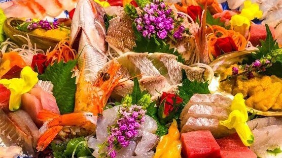Aneka sashimi dan shabu-shabu yang dibuat dengan ikan lokal Ajiro