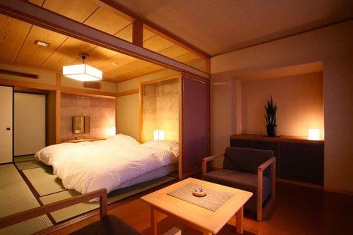 Japanese and Western type (90 square meters)