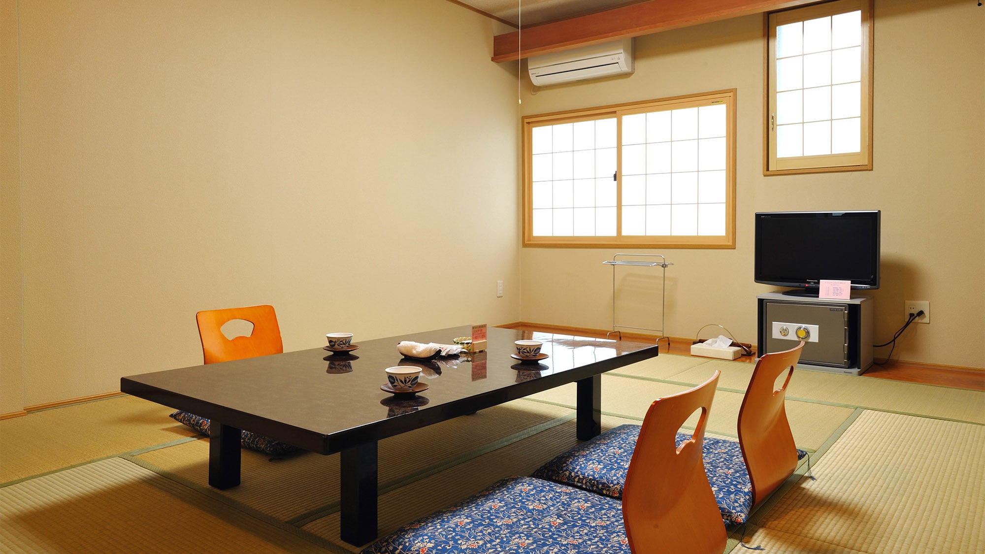 ・ [Japanese-style room with 9 tatami mats] This room is exclusively for 2 to 3 people.