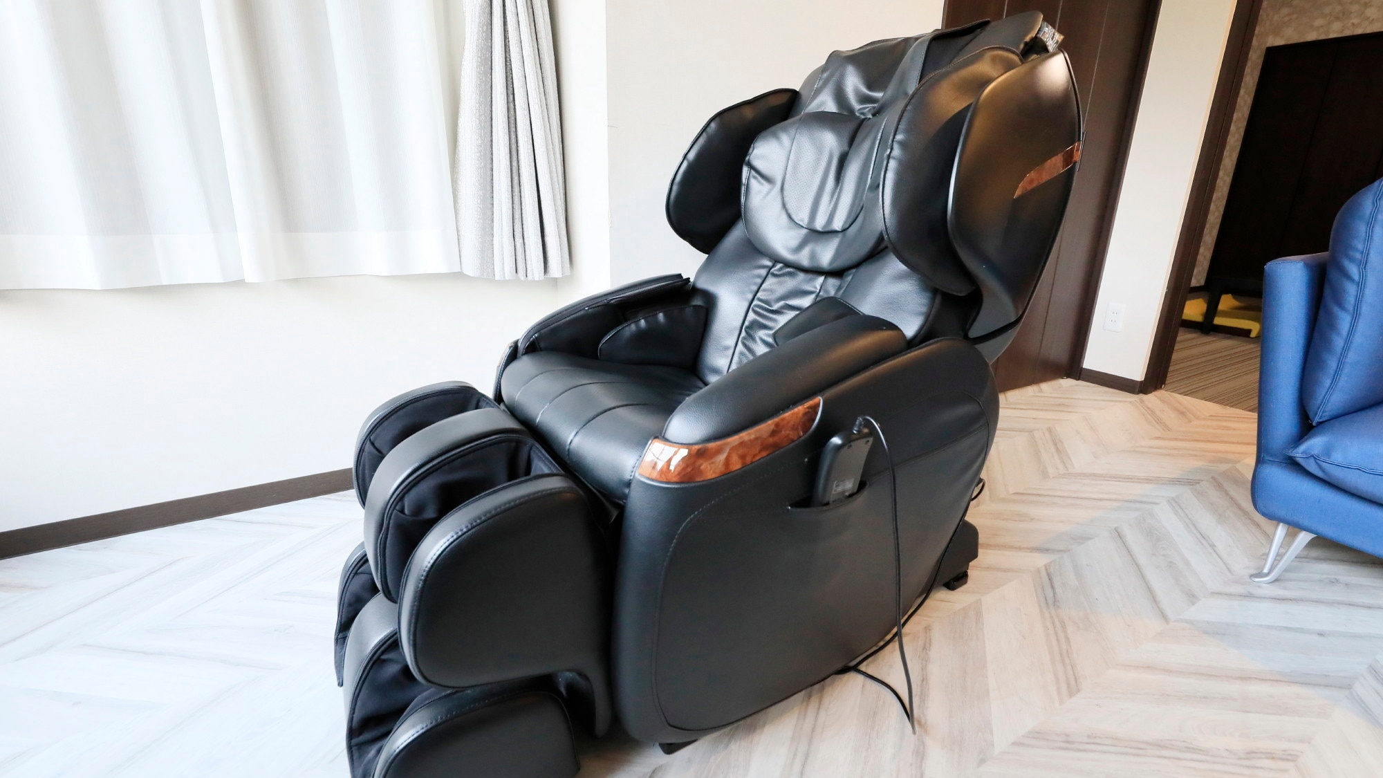 [Guest room amenities] Grand Rooms and Deluxe Rooms are equipped with massage chairs.