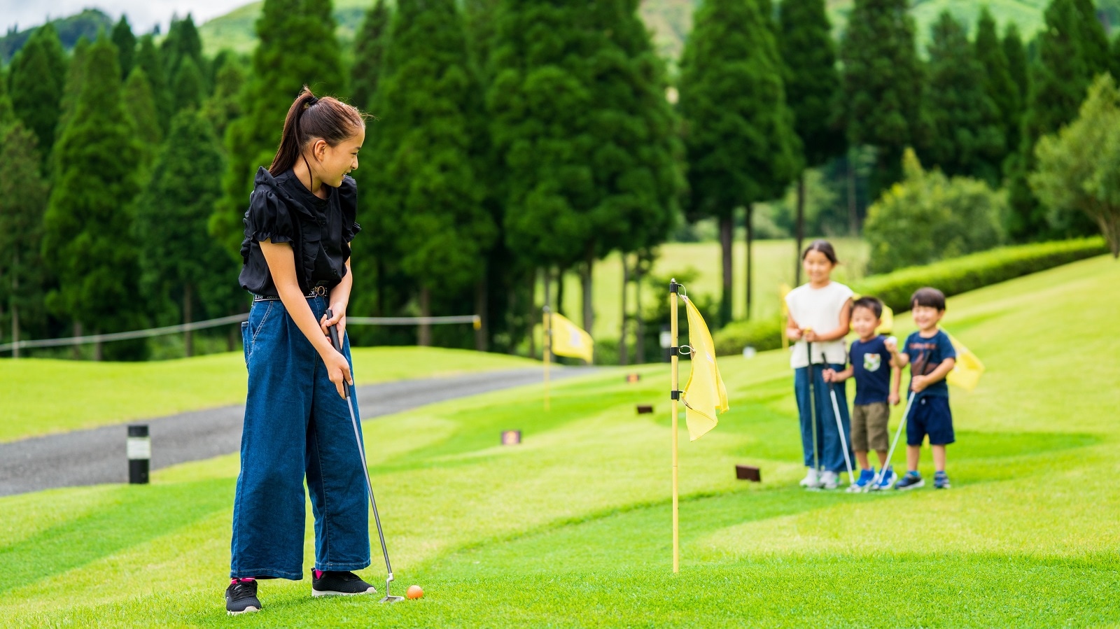 <Aktivitas> Bagaimana kalau bermain golf putter dengan keluarga Anda?