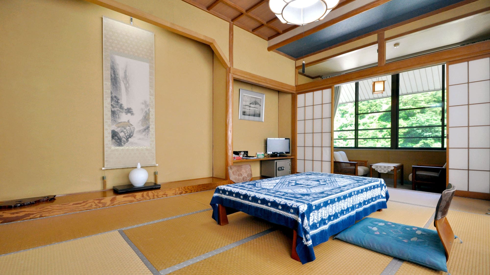 [Japanese-style room 14 tatami mats (with toilet)] You can stretch your legs and relax in the spacious Japanese-style room. *Prohibited