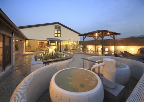 The natural hot spring Hanasaki no Yu is open from 8:00 to 24:00.