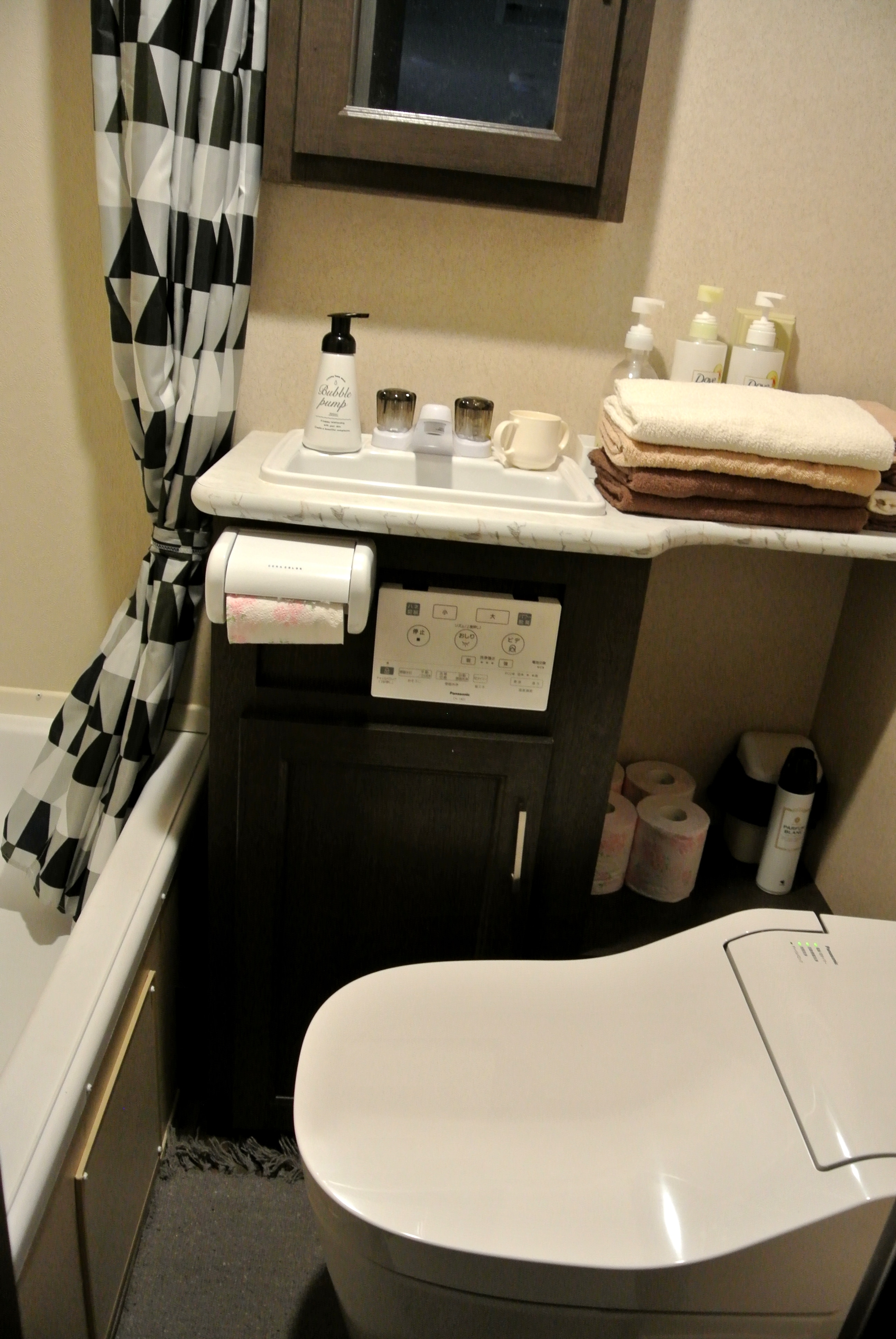 Automatic cleaning wallet toilet