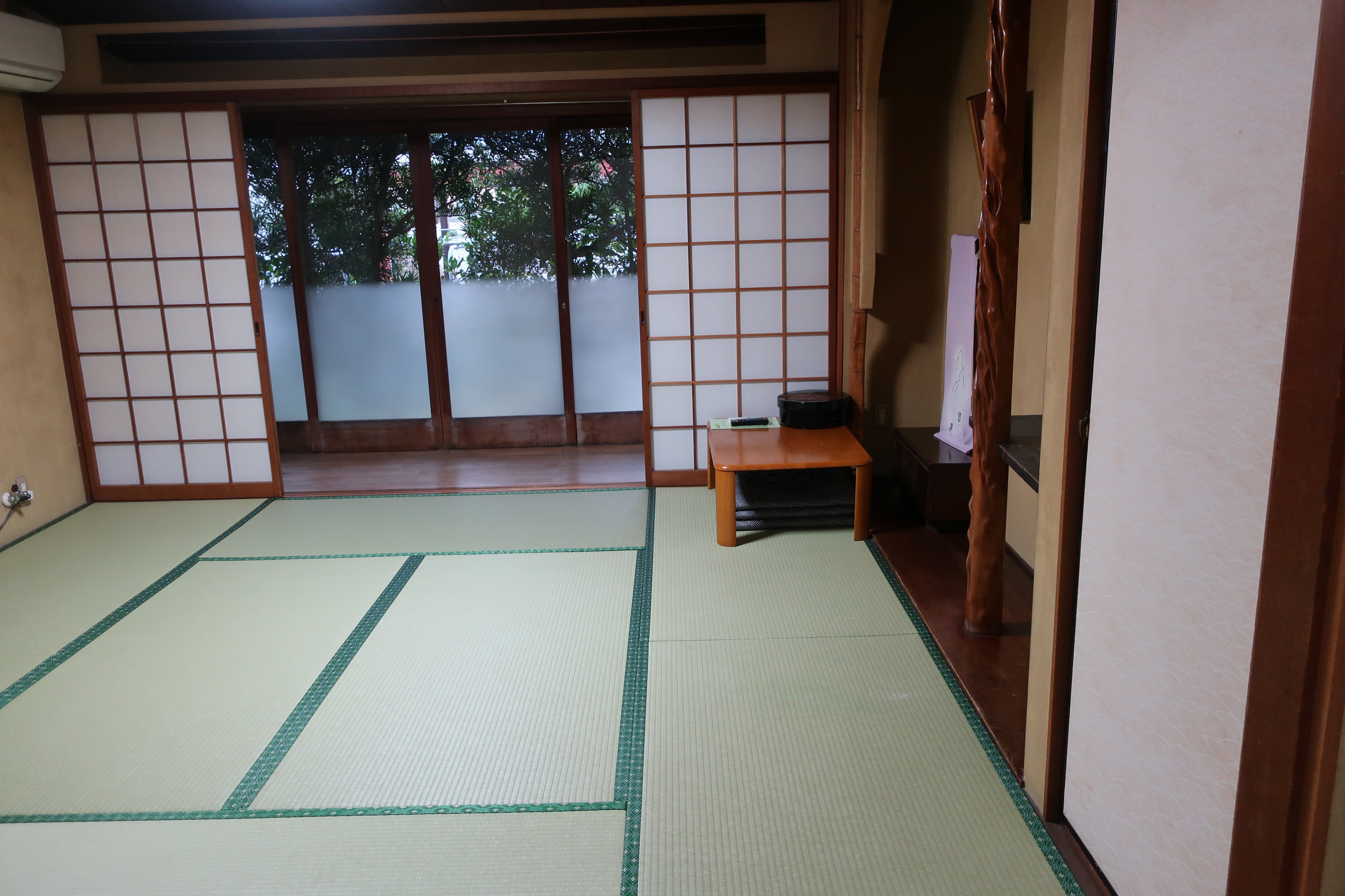 Japanese-style room (8 tatami mats) (1)