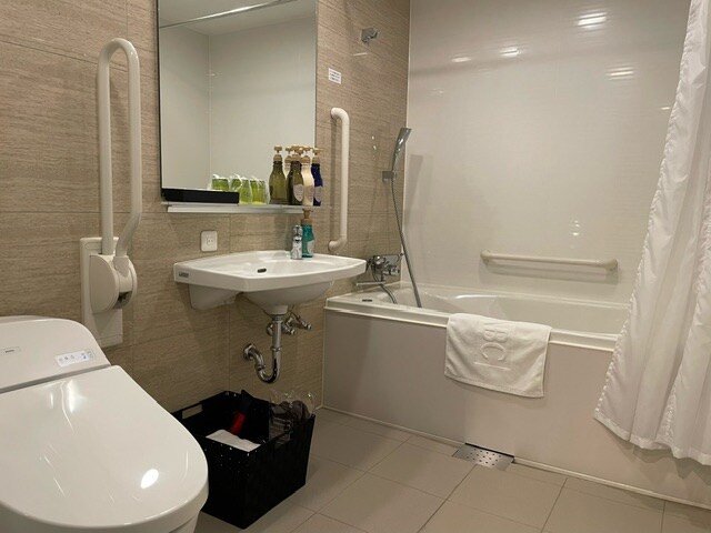 Universal Twin (bathroom, toilet)