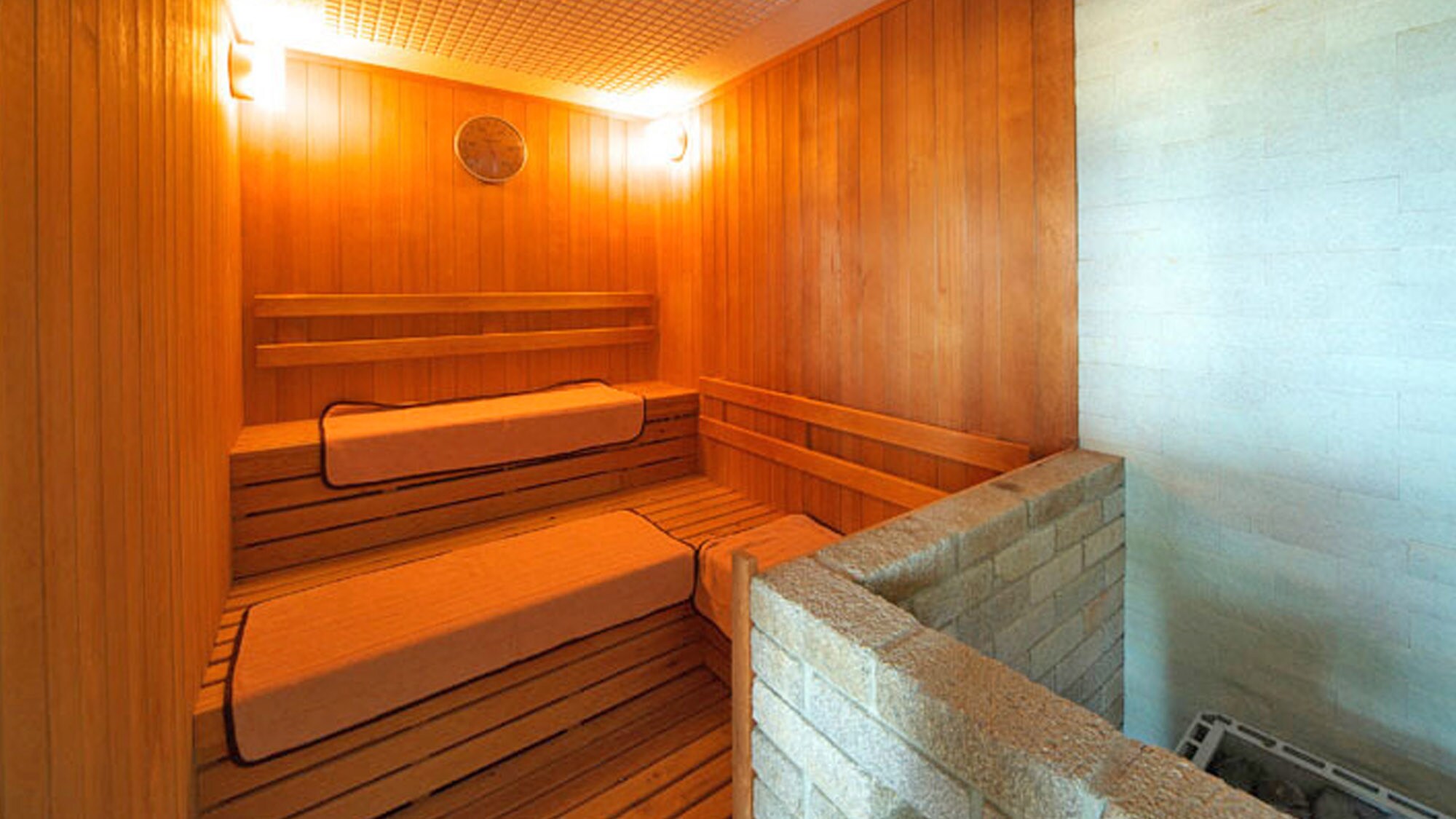 [Pemandian umum besar] Ruang sauna: Berkeringat banyak dan segarkan!