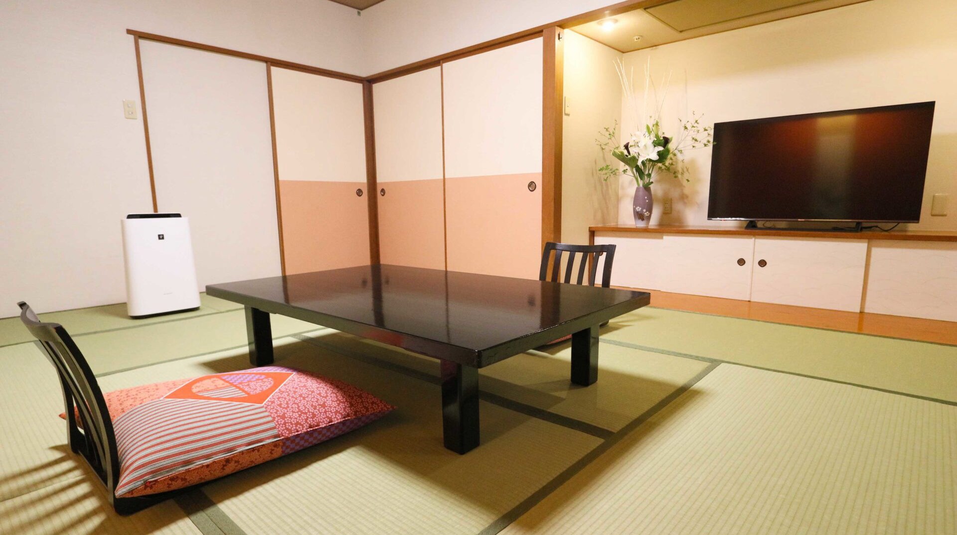[Genrokukan: Phòng theo phong cách Nhật Bản] Phòng rộng rãi với diện tích 13 chiếu tatami là nơi lý tưởng để các nhóm hoặc cặp đôi thư giãn.