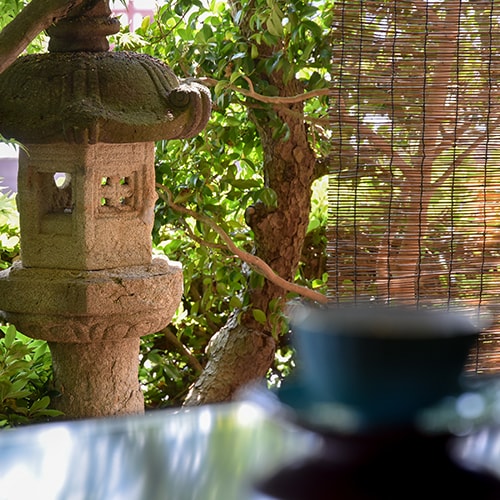 * [Semi-open-air bath, Japanese-Western style suite, peach] From the outside of the window, soft light enters through well-maintained trees.