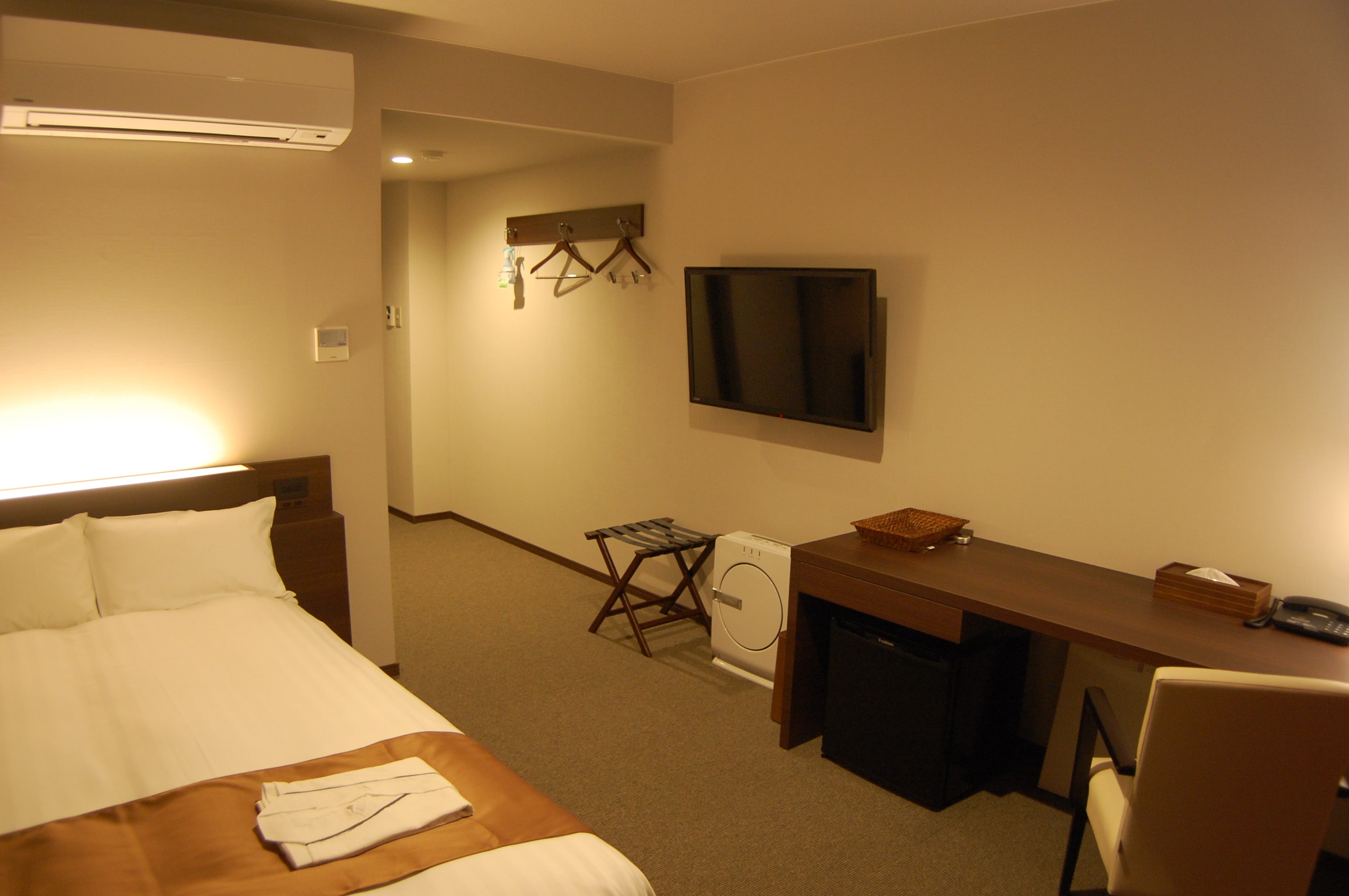Single room with 40-inch wall-mounted LCD TV and reclining massage chair