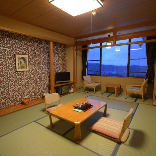 [Japanese-style room] The Japanese-style room where you can lie down and enjoy the feeling of being in a hot spring inn is also popular. Yukata robes are also available for rental.