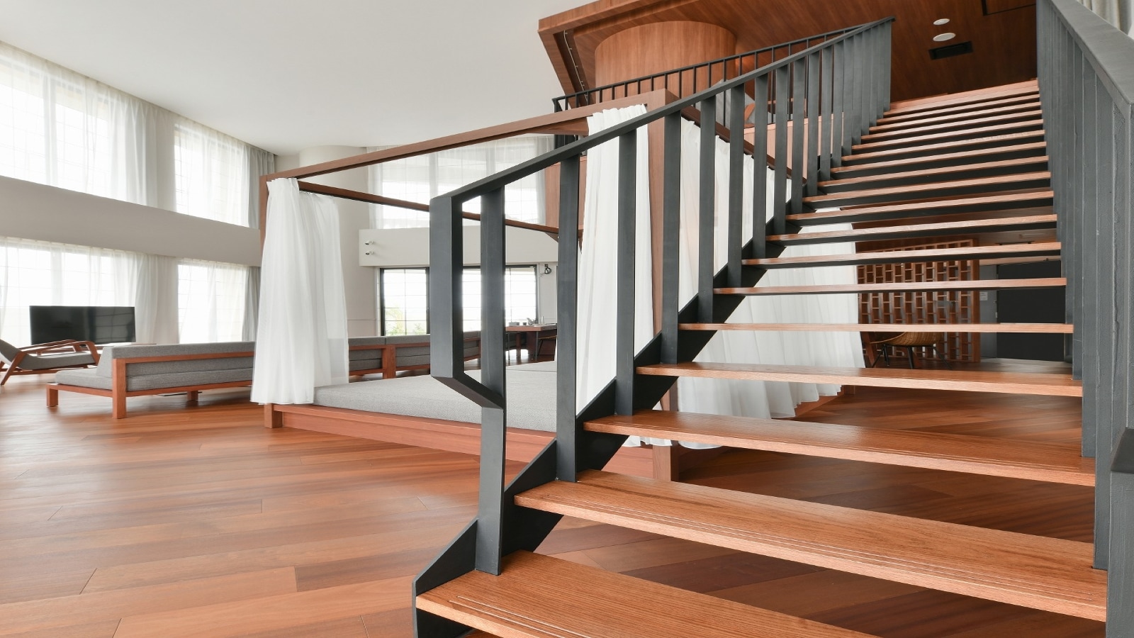 Premier Wing｜Diamond Suite, maisonette type access to the bedroom on the 2nd floor from this staircase