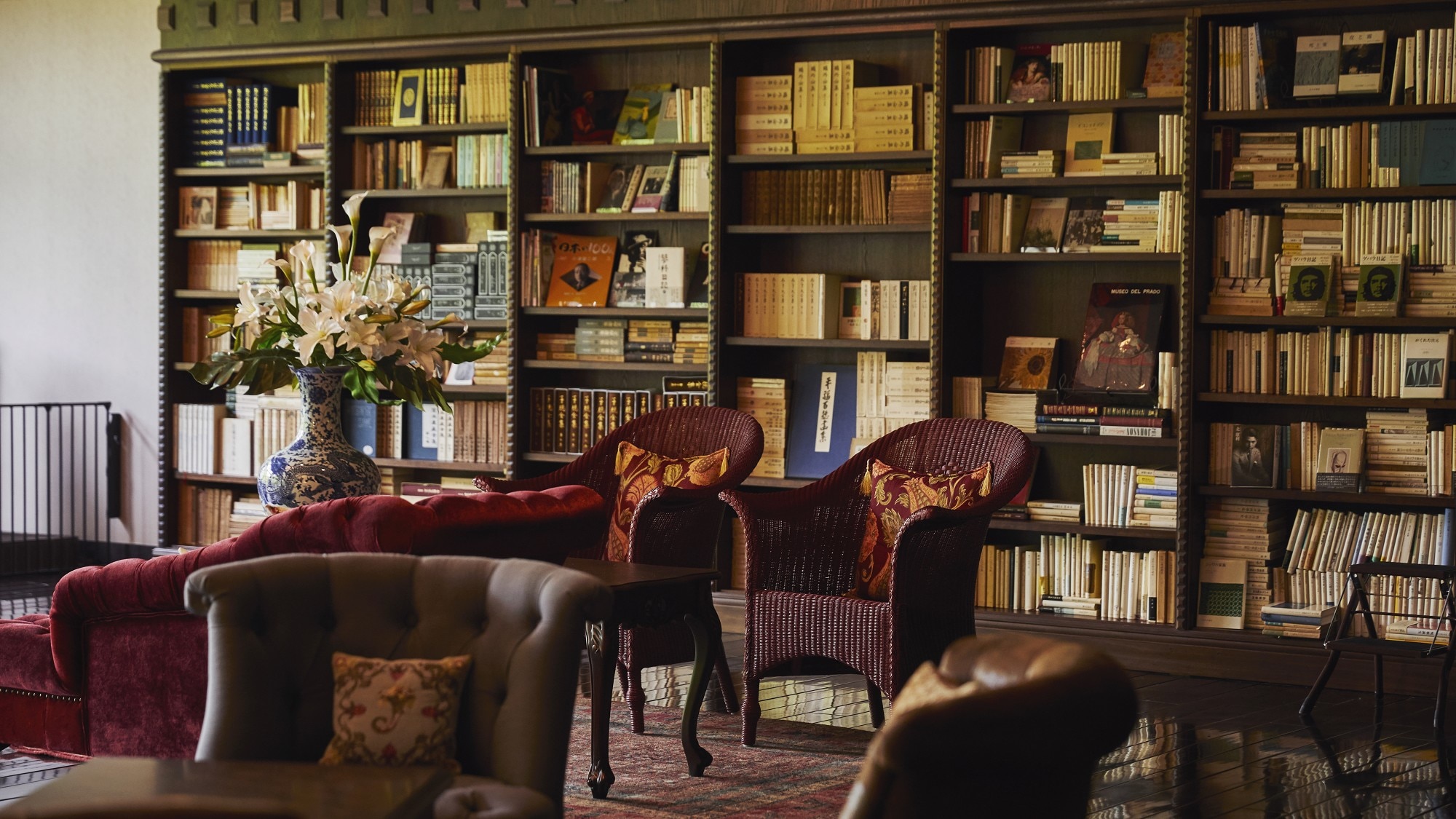 Collection Lounge & Bar Keluarkan cerita favorit Anda dari koleksi 30.000 buku dan nikmati waktu khusus hanya untuk Anda