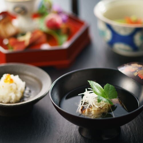 Enjoy the clear soup made with dashi stock made from seasonal ingredients. You can also feel the season in the appetizers.
