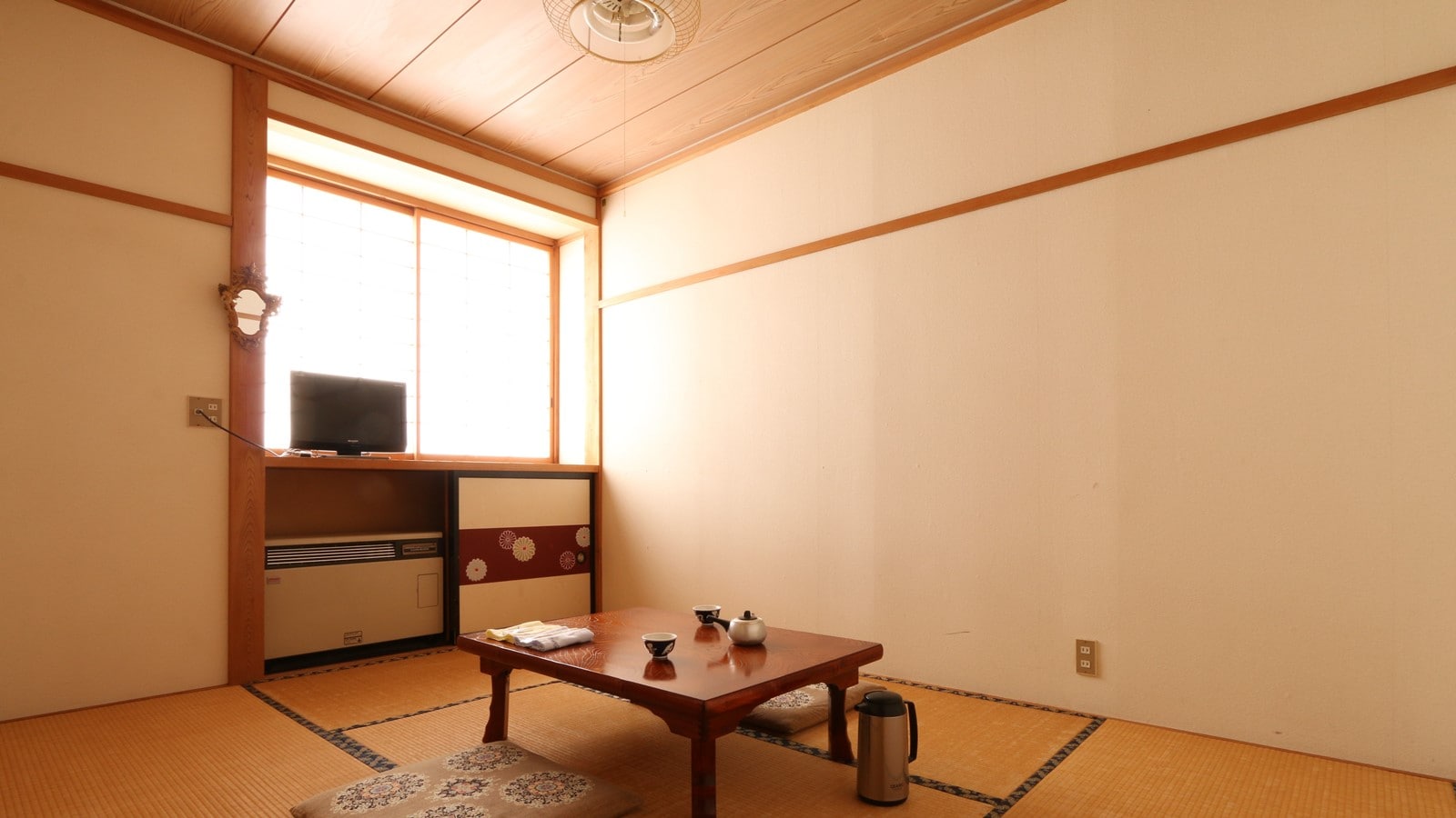 ・Japanese-style room (6 tatami mats)