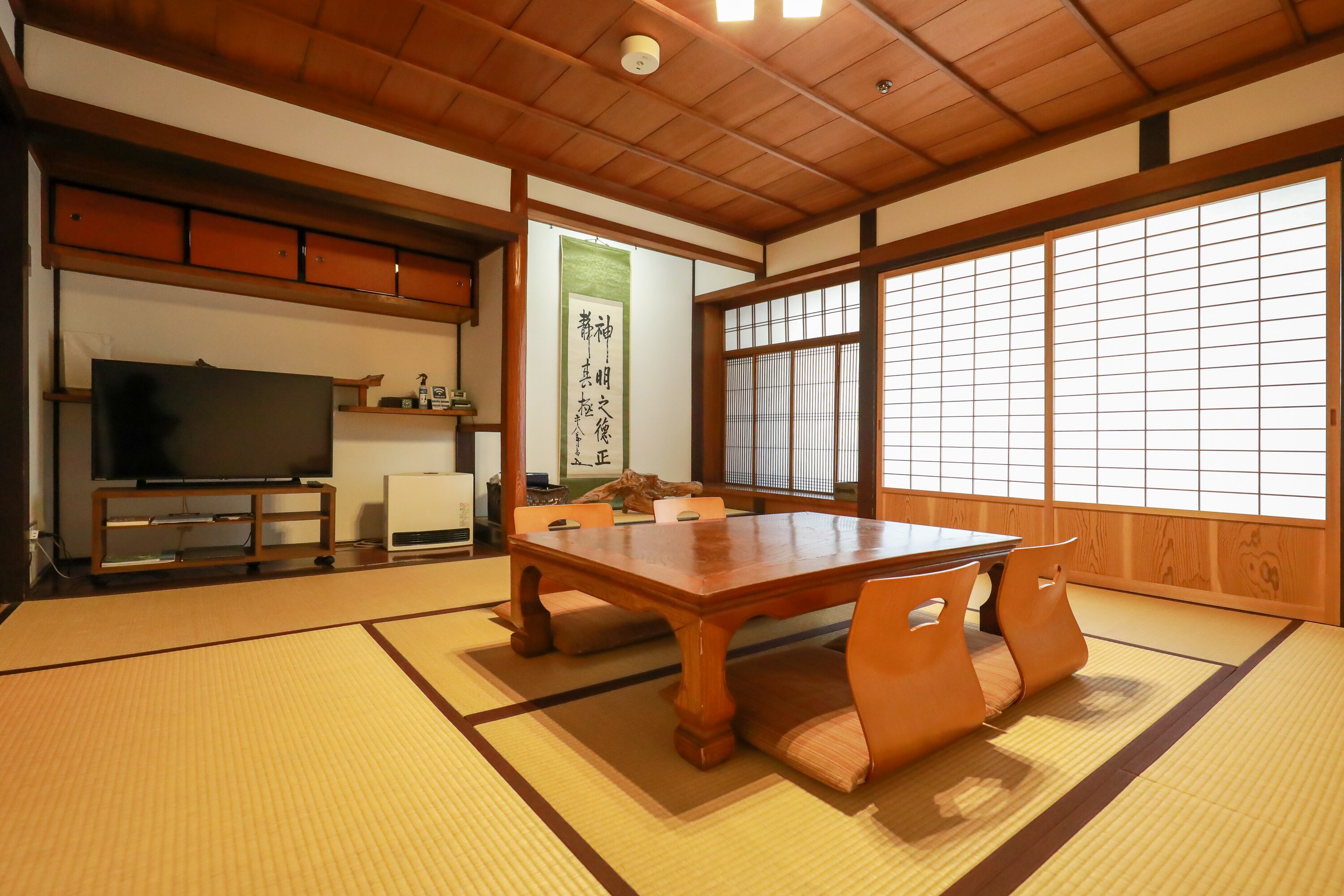 [Hot bath annex] Persimmon is a Japanese-style room in a pure old folk house with a view of the garden.