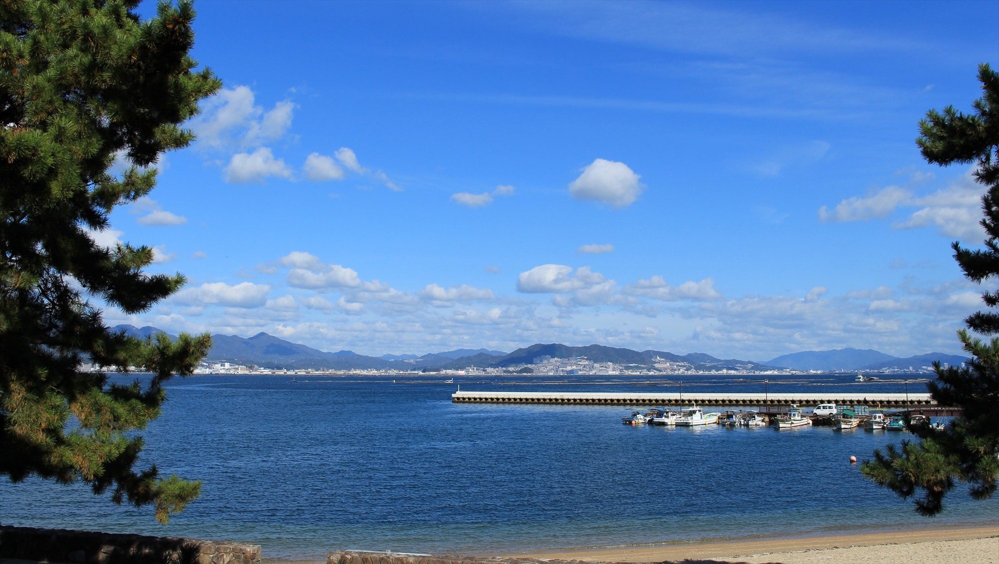 在酒店前，您可以欣賞到田園詩般的瀨戶內地區的壯麗景色（^^讓我們度過輕鬆的時光）