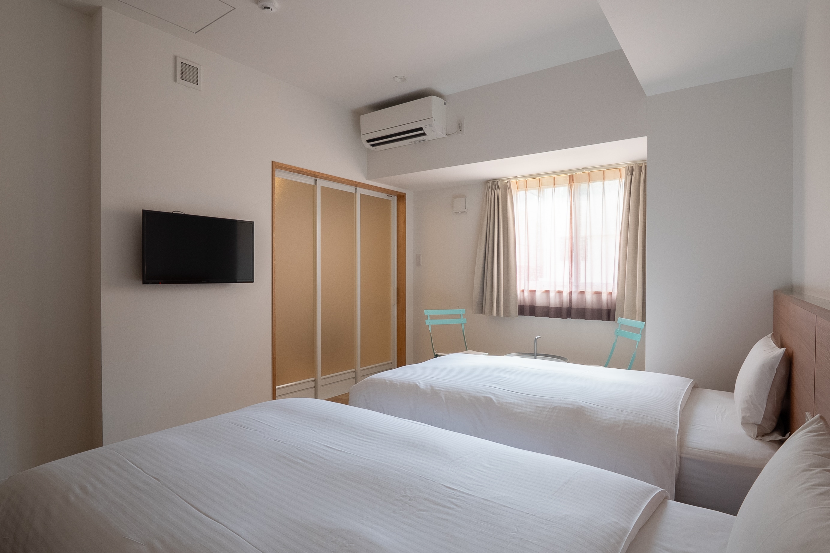 [New building: Universal room]