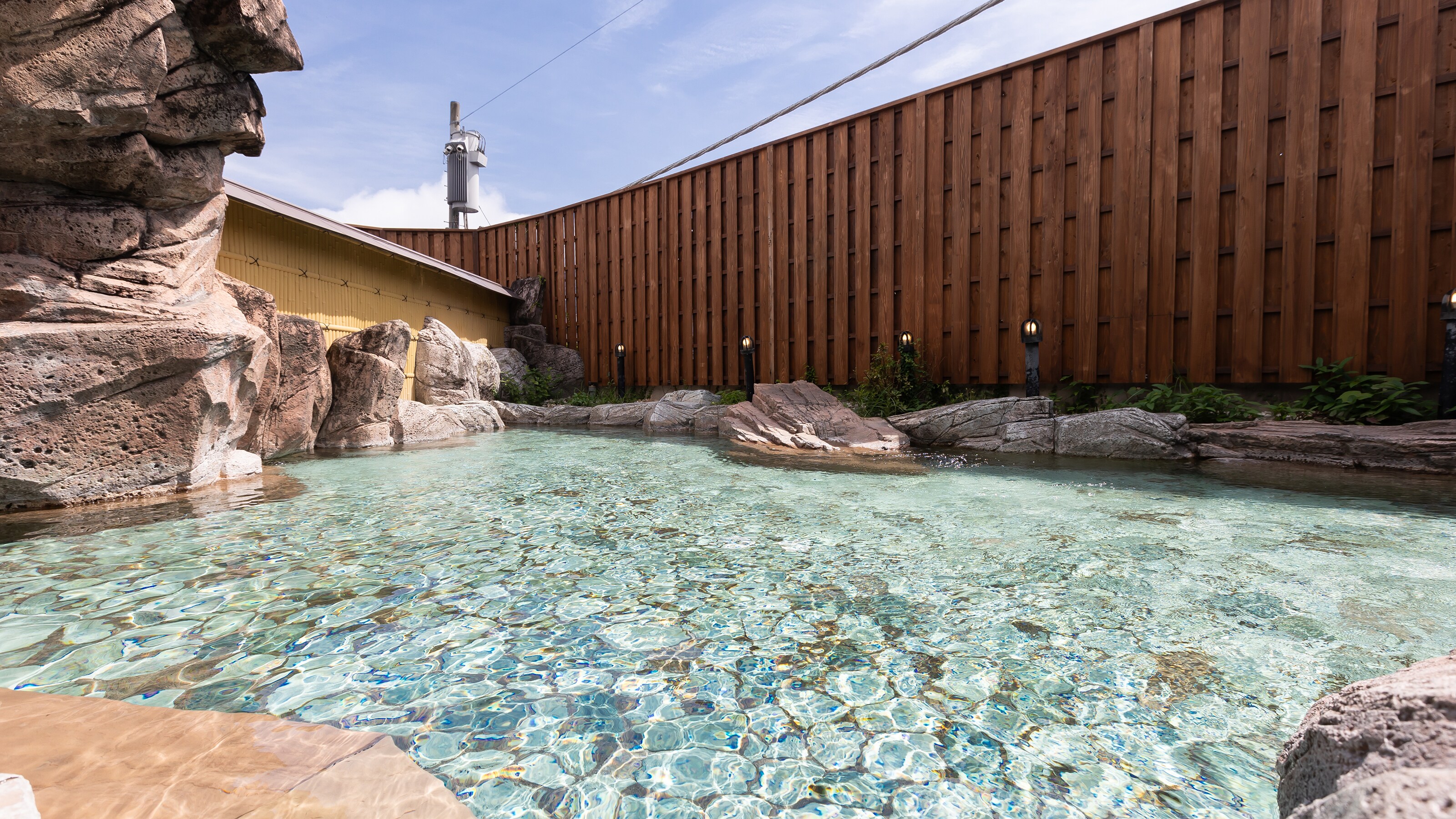 An example of the open-air bath "Ieyasu no Yu" on the 3rd floor of the annex