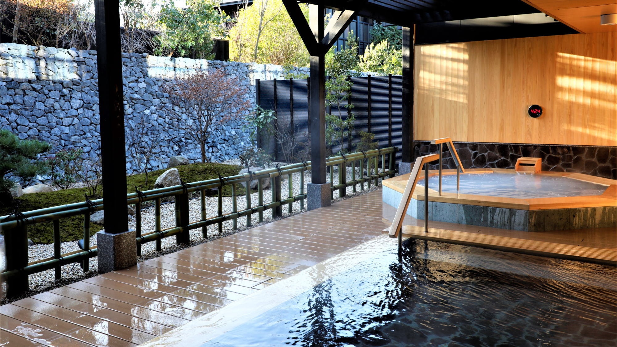 [Cypress bath with a garden view]