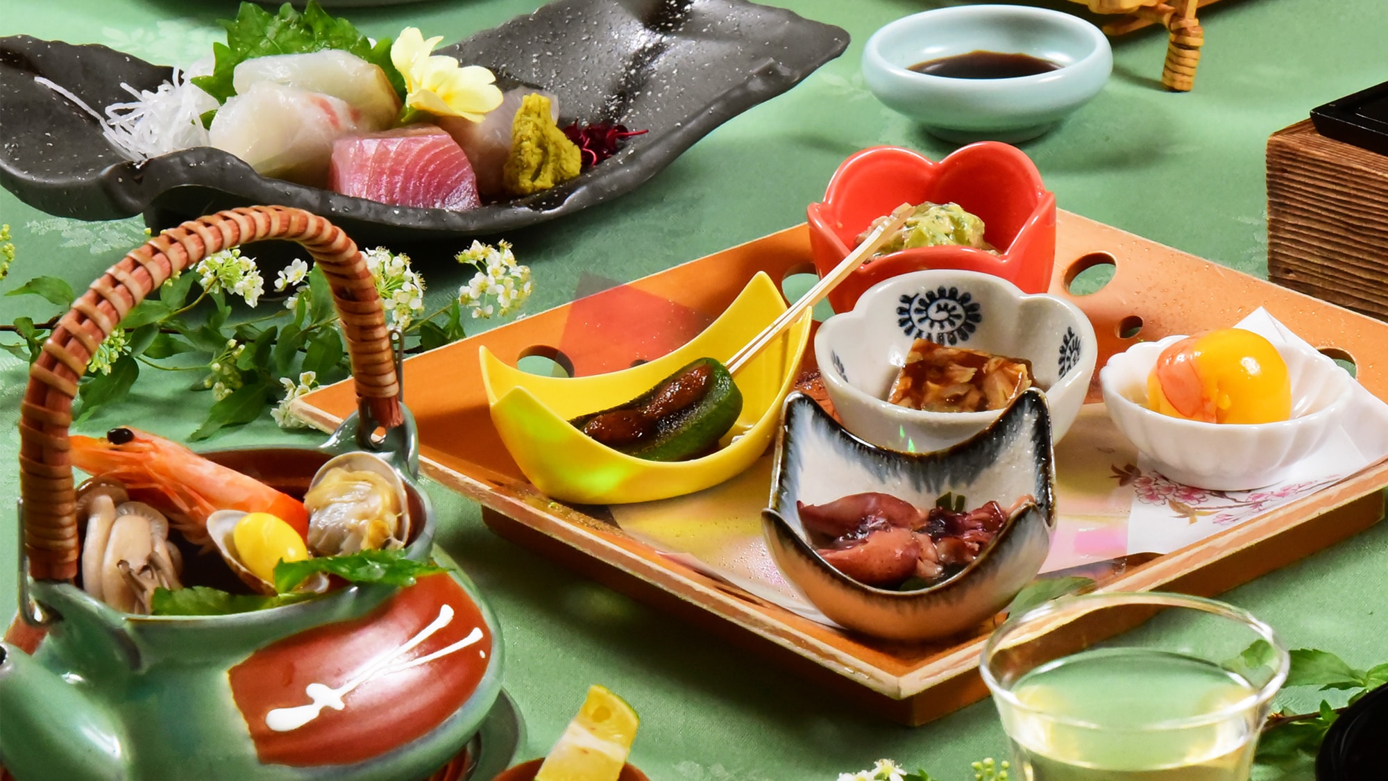 Enjoy five types of appetizers incorporating the delicious flavors of spring, sashimi of seasonal fish, and earthenware pot steamed clams grown in the Harima Sea.
