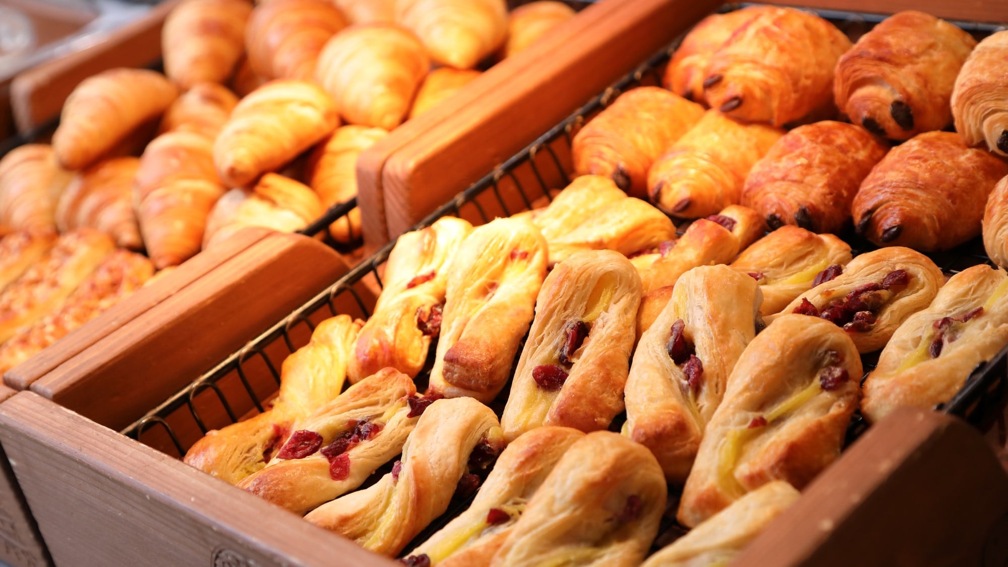自助早餐示例：每天早上在酒店精心烤制面包。